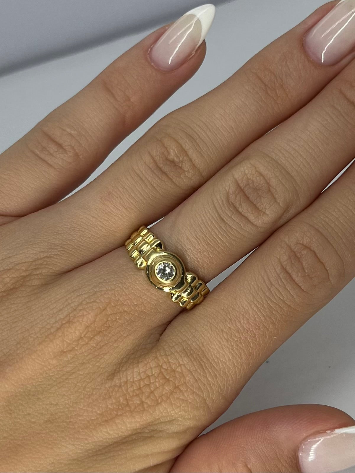 Bague en or jaune 18 carats sertie d’un diamant naturel de 0,15 carat. Un bijou intemporel, alliant éclat du diamant et chaleur de l’or jaune, parfait pour marquer un moment précieux. Finition soignée, pierre certifiée, idéal pour une occasion spéciale comme des fiançailles ou un anniversaire.