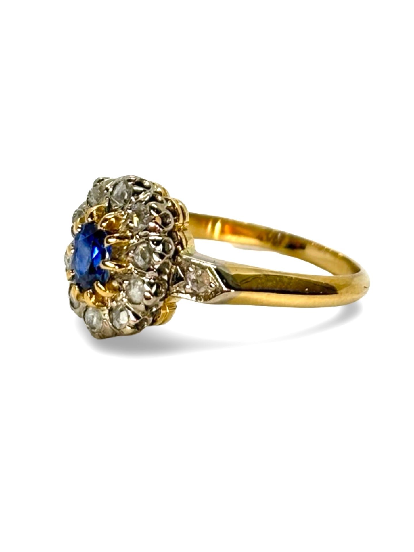 Laissez-vous séduire par cette bague en or jaune sublimée par un saphir de 0,5 ct et 0,5 ct de diamants. Alliant la profondeur du bleu au scintillement des diamants, ce bijou incarne l’élégance et le raffinement. Parfait pour marquer une occasion spéciale ou enrichir votre collection, il reflète un style intemporel et prestigieux.