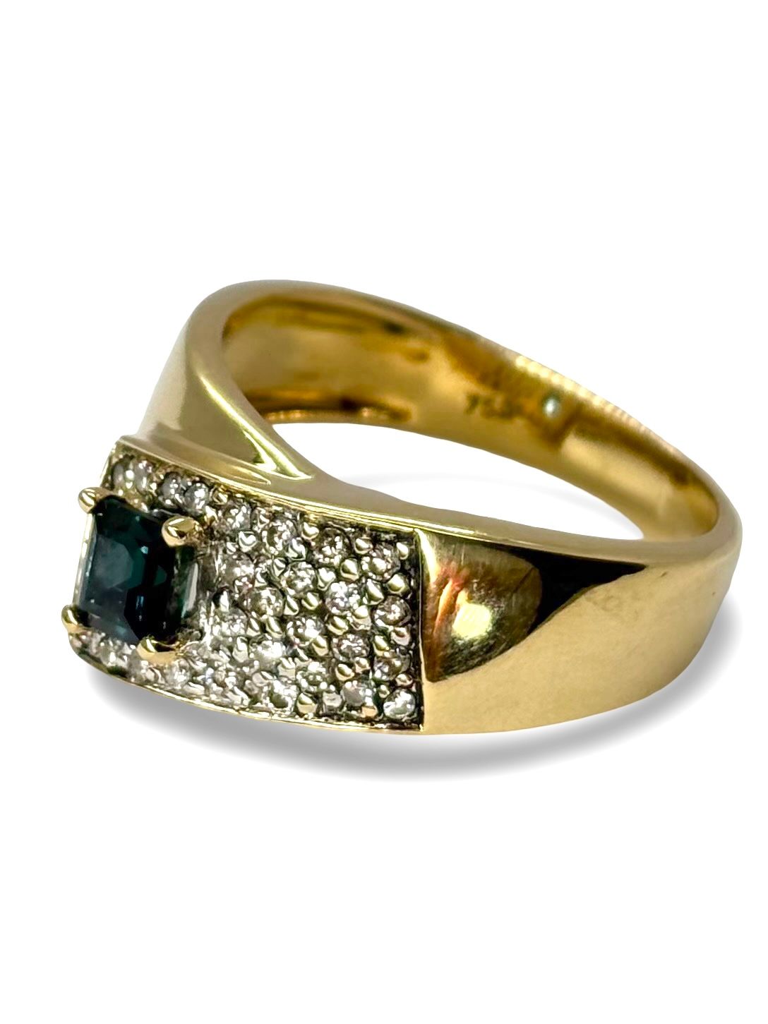 Élégante bague en or jaune 18 carats ornée d’un saphir taille princesse de 0,40 ct, sublimé par 0,30 ct de diamants éclatants. Ce bijou raffiné séduit par le contraste entre la profondeur du saphir bleu et la brillance des diamants. Idéal pour une occasion précieuse ou un cadeau unique. 