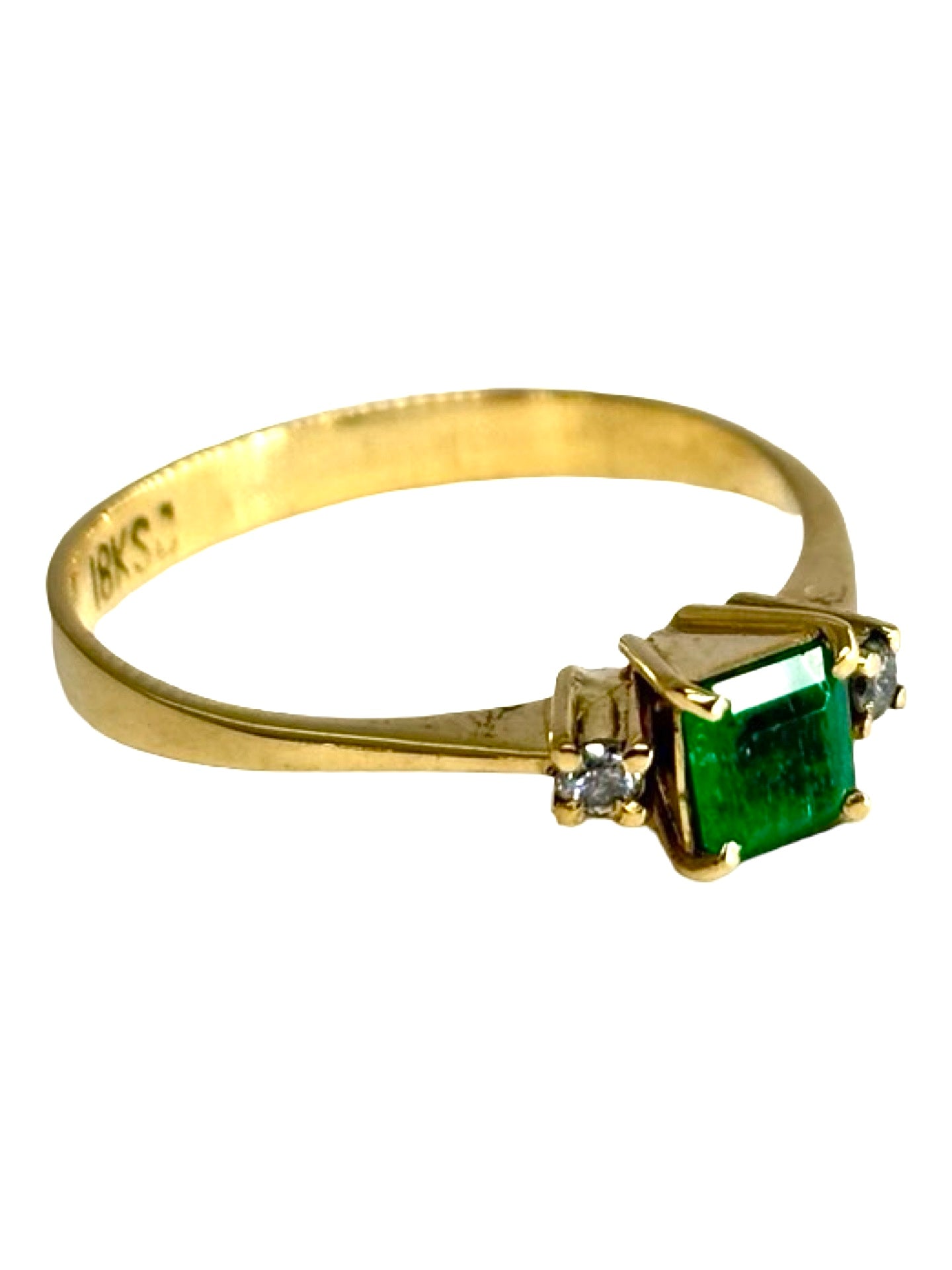 Bague en or jaune 18 carats sertie d’une émeraude taille ovale de 0,40 carat, sublimée par un délicat entourage de diamants totalisant 0,04 carat. Élégante et lumineuse, cette bague met en valeur l’intensité du vert profond de l’émeraude et l’éclat raffiné des diamants. Idéale pour un cadeau précieux ou pour célébrer un moment unique avec une touche de sophistication intemporelle.