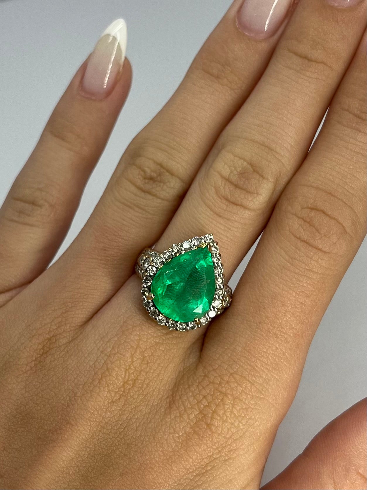 Bague en or jaune sertie d’une émeraude de Colombie de 6,55 ct, sublimée par 0,70 ct de diamants éclatants. Une création d’exception alliant élégance, rareté et savoir-faire joaillier. Idéale pour sublimer chaque moment avec raffinement. (399 caractères)