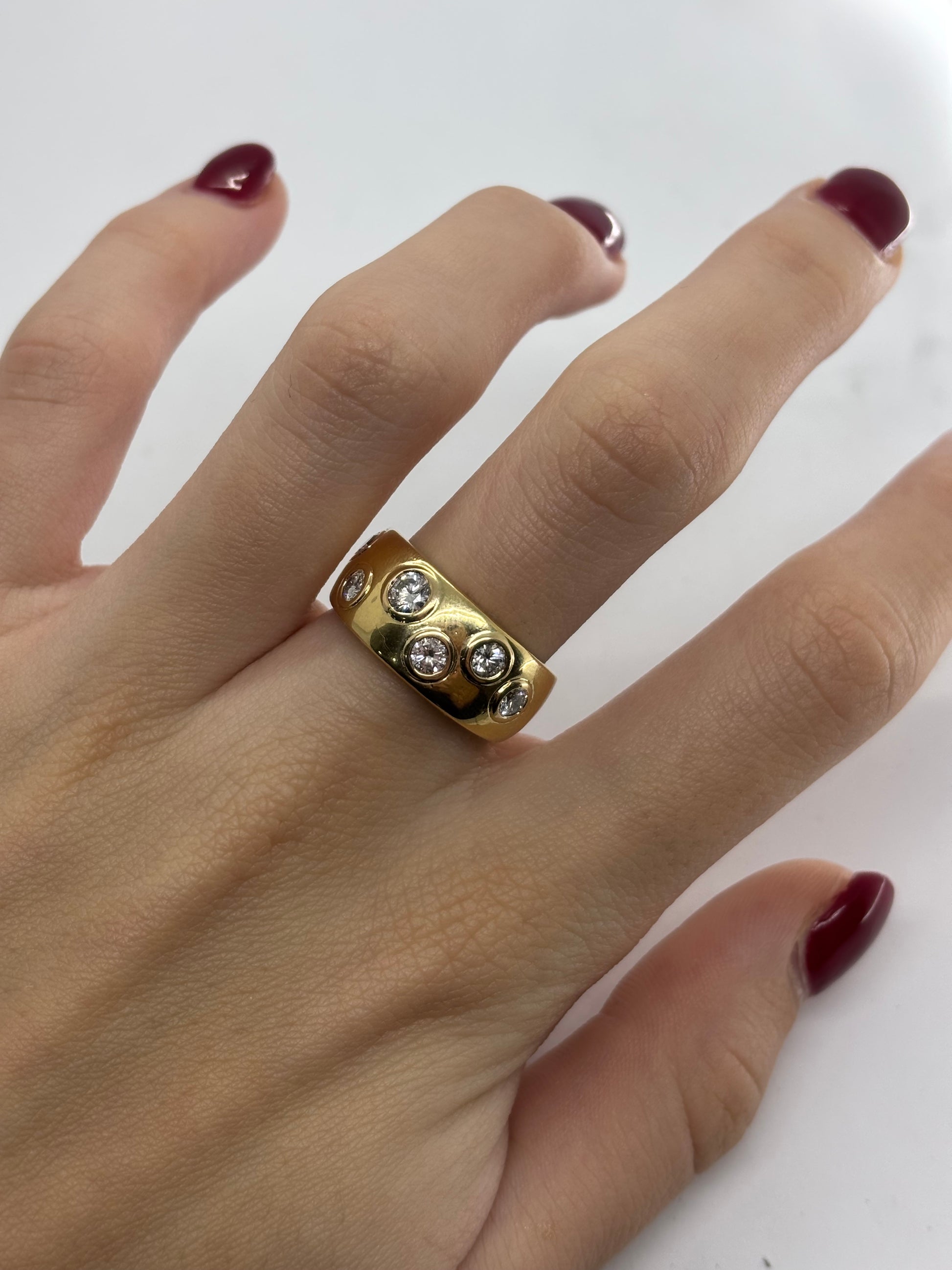 Élégante bague en or jaune sublimée par de magnifiques diamants totalisant 0,75 carat. Ce bijou raffiné associe éclat intemporel et savoir-faire joaillier, parfait pour symboliser un engagement ou sublimer une tenue. L’or jaune met en valeur la brillance des diamants pour un rendu lumineux et sophistiqué.