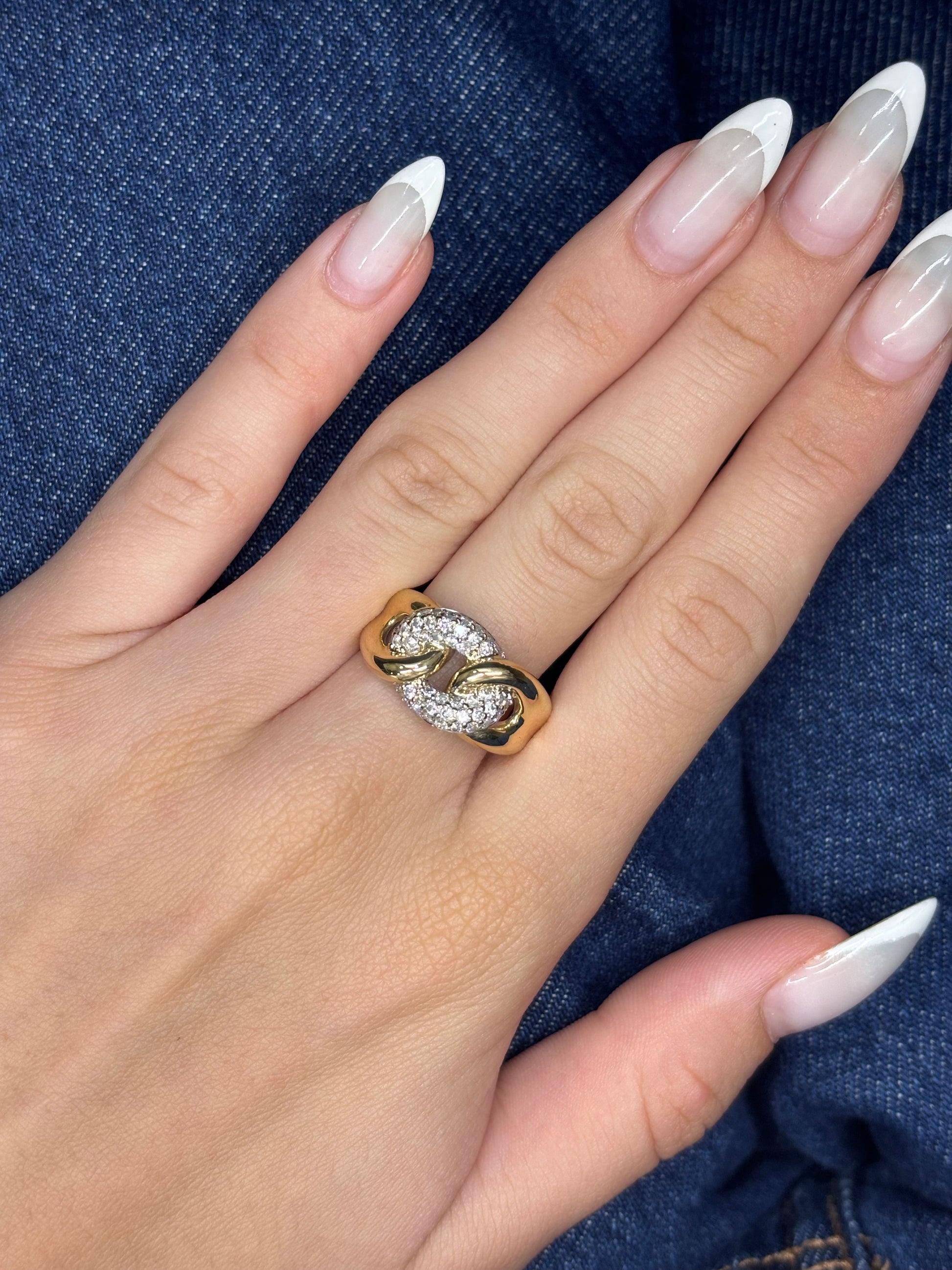 Élégante bague en or jaune 18 carats ornée de diamants scintillants totalisant 1 carat. Un bijou raffiné, symbole d’amour et de luxe intemporel. Idéale pour une demande en mariage, un anniversaire ou un cadeau précieux. Cette bague allie éclat du diamant et chaleur de l’or jaune pour sublimer chaque moment.