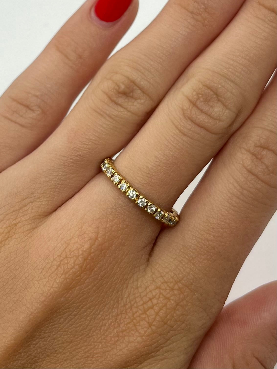 Alliance en or jaune élégamment sertie de diamants totalisant 0,40 carat. Ce bijou raffiné incarne l’union parfaite entre tradition et éclat, idéal pour symboliser un engagement ou marquer un moment précieux. Un anneau lumineux, intemporel et plein de finesse, signé d’un style classique et chic.