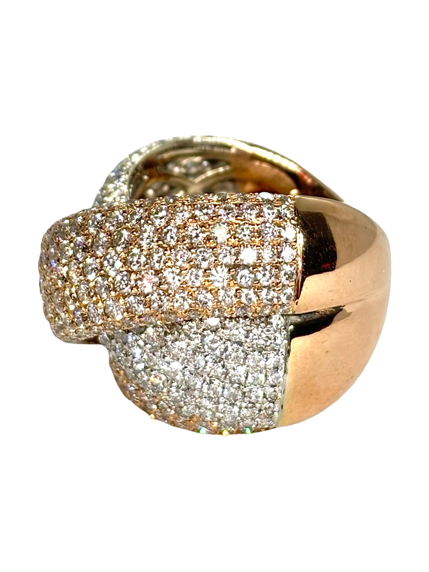 Bague en or rose 18 carats sertie de diamants pour un total de 6 carats. Élégante et raffinée, cette bague joaillière séduit par l’éclat de ses pierres précieuses et la douceur de l’or rose. Un bijou de luxe idéal pour une occasion spéciale, un cadeau précieux ou une collection de haute joaillerie.