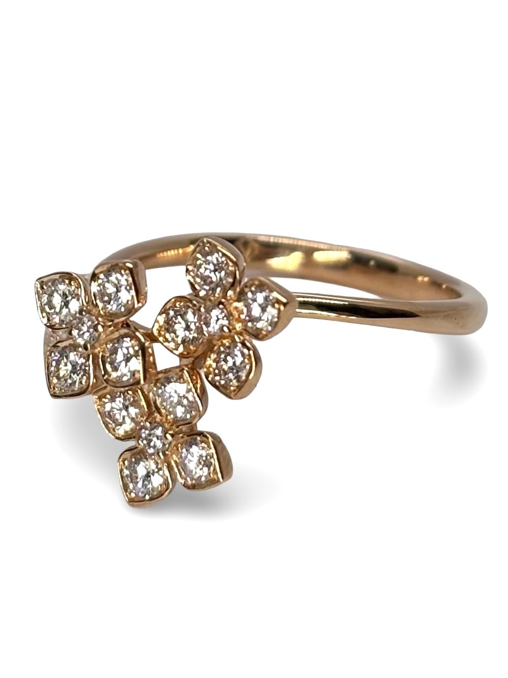 Ravissante bague en or rose 18 carats ornée de diamants étincelants pour un poids total de 0,50 carat. Ce bijou délicat allie la chaleur de l’or rose à l’éclat du diamant pour une touche d’élégance subtile. Parfaite pour un cadeau raffiné, une déclaration romantique ou un bijou du quotidien. Finition soignée et design intemporel signés La Joaillerie Rive Gauche, spécialiste du bijou d’exception.