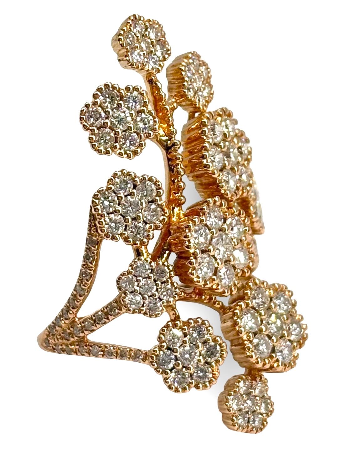 Superbe bague en or rose 18 carats sublimée par des diamants éclatants totalisant 1 carat. Alliance parfaite de douceur et de brillance, ce bijou raffiné séduit par son élégance romantique. Idéale pour une déclaration d’amour, un anniversaire ou une occasion précieuse. L’or rose réchauffe l’éclat du diamant pour un rendu lumineux et féminin.