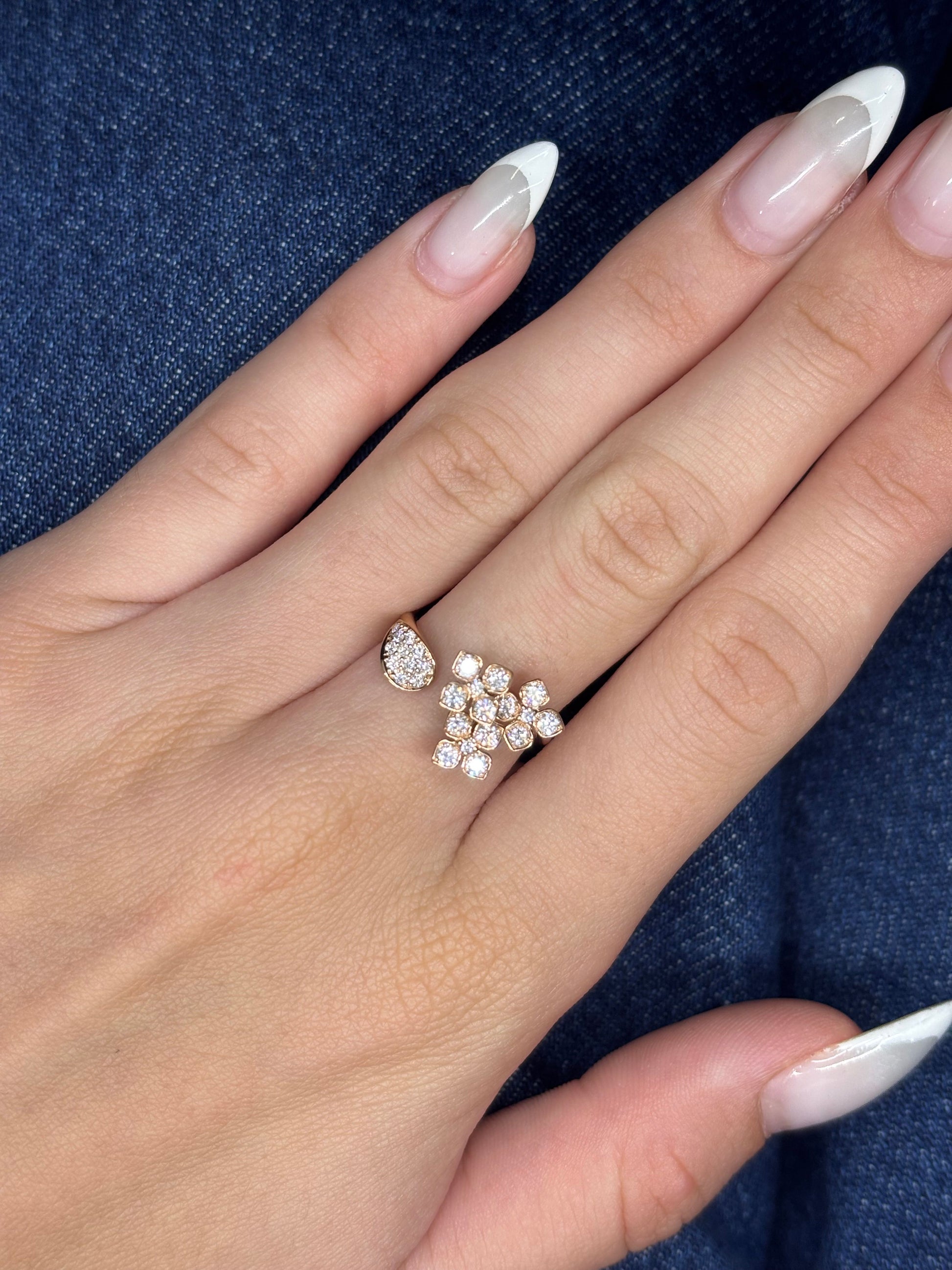 Ravissante bague en or rose 18 carats ornée de diamants étincelants pour un poids total de 0,50 carat. Ce bijou délicat allie la chaleur de l’or rose à l’éclat du diamant pour une touche d’élégance subtile. Parfaite pour un cadeau raffiné, une déclaration romantique ou un bijou du quotidien. Finition soignée et design intemporel signés La Joaillerie Rive Gauche, spécialiste du bijou d’exception.