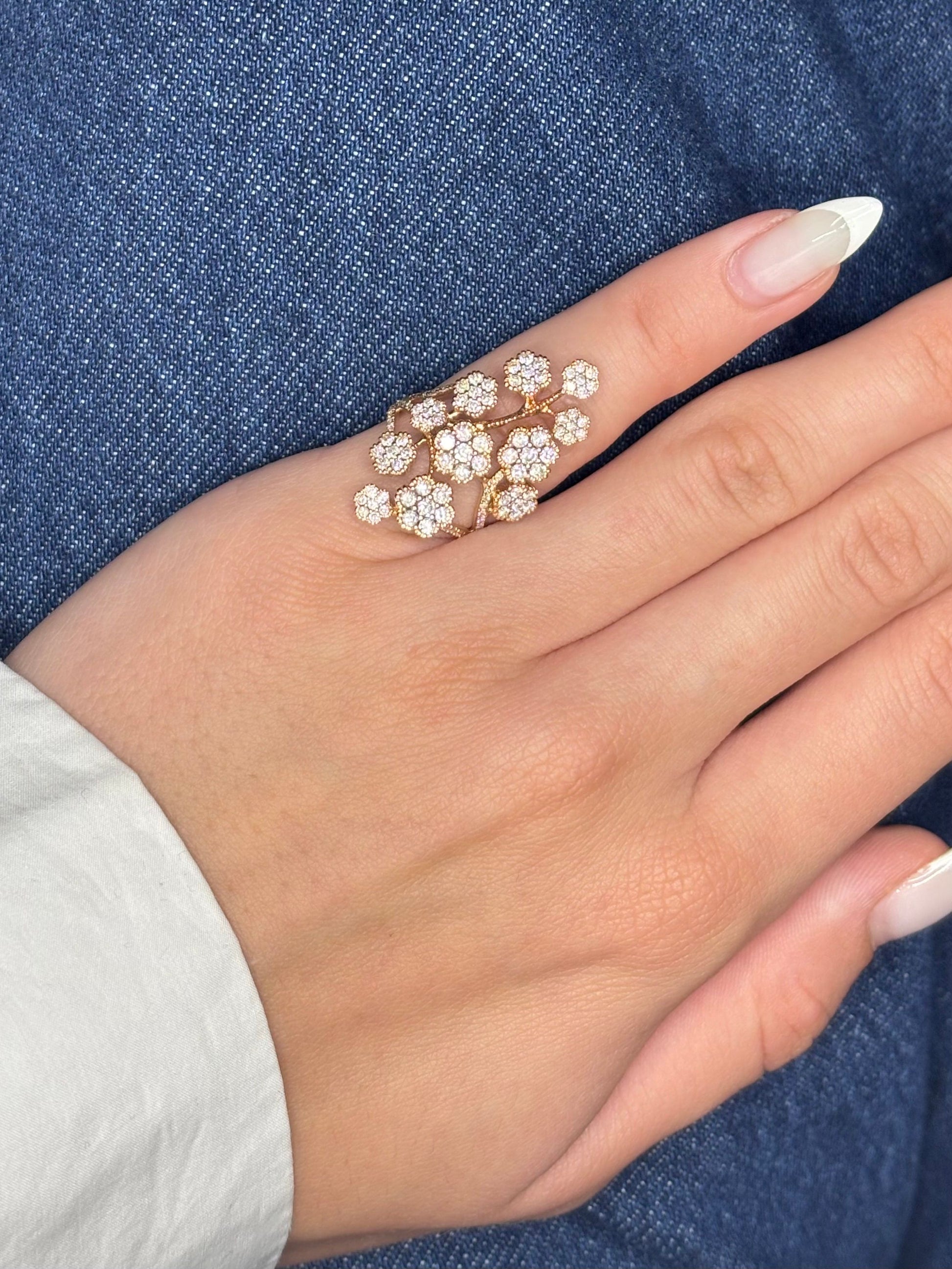 Superbe bague en or rose 18 carats sublimée par des diamants éclatants totalisant 1 carat. Alliance parfaite de douceur et de brillance, ce bijou raffiné séduit par son élégance romantique. Idéale pour une déclaration d’amour, un anniversaire ou une occasion précieuse. L’or rose réchauffe l’éclat du diamant pour un rendu lumineux et féminin.