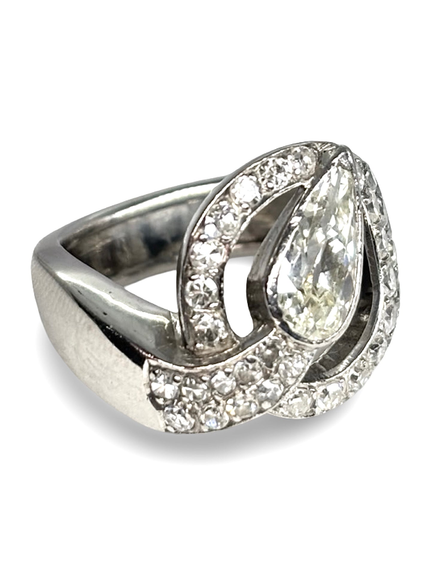 Bague en platine 950 élégante et raffinée, sertie de diamants d’un poids total de 2,50 carats. Ce bijou précieux allie éclat et durabilité grâce au platine, sublimant les diamants brillants pour un effet lumineux exceptionnel. Parfaite pour une occasion spéciale ou comme engagement, cette bague de haute joaillerie offre un design intemporel et sophistiqué qui met en valeur la beauté des pierres et la finesse du métal noble.