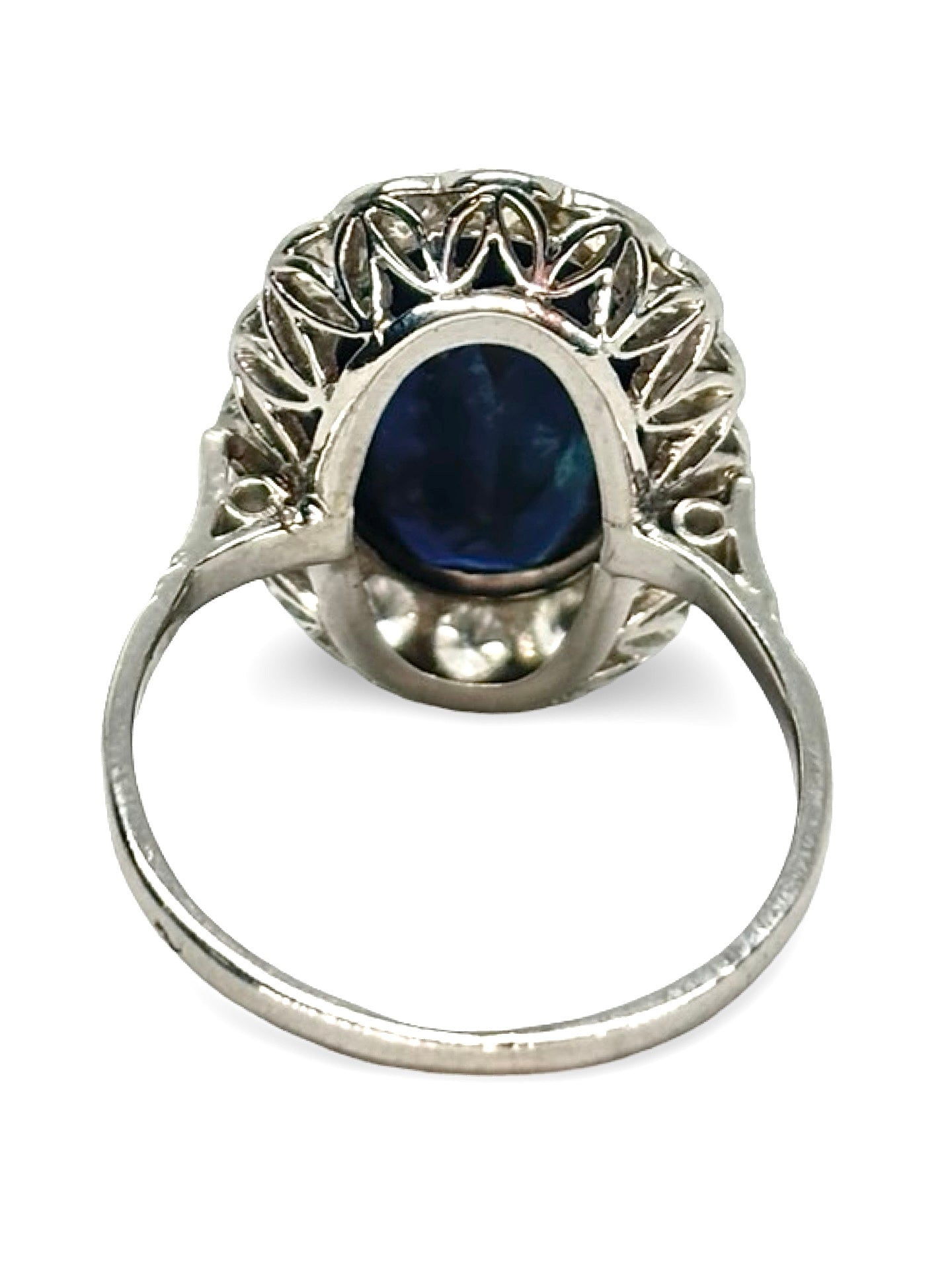 Bague en platine raffinée, sertie d’un saphir de 4 carats et de diamants totalisant 0,50 ct. Ce bijou allie l’éclat profond du saphir à la brillance subtile des diamants, offrant une pièce élégante et précieuse. Anneau en platine idéal pour les occasions spéciales et les amateurs de joaillerie fine et de luxe.