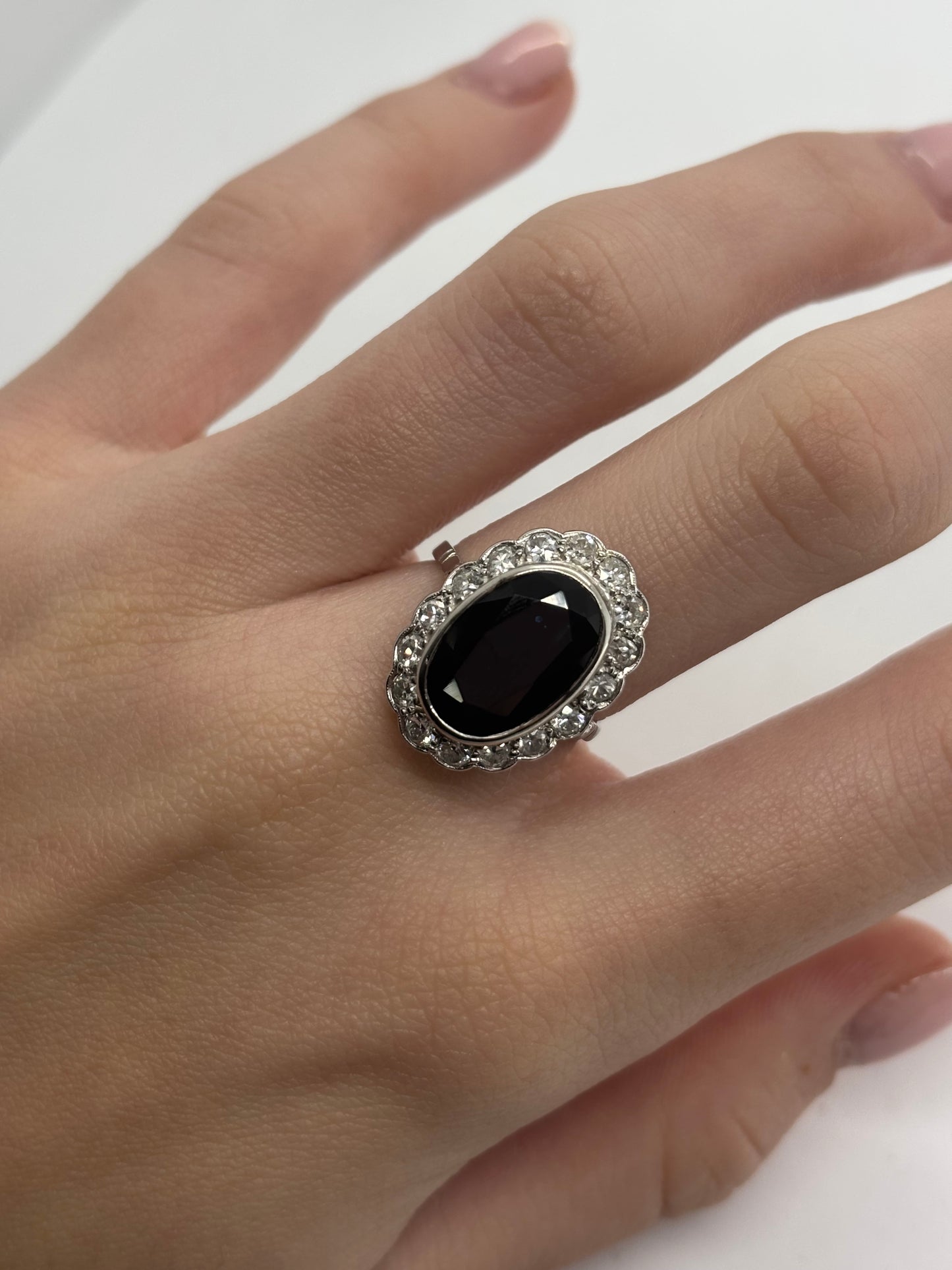 Bague en platine raffinée, sertie d’un saphir de 4 carats et de diamants totalisant 0,50 ct. Ce bijou allie l’éclat profond du saphir à la brillance subtile des diamants, offrant une pièce élégante et précieuse. Anneau en platine idéal pour les occasions spéciales et les amateurs de joaillerie fine et de luxe.