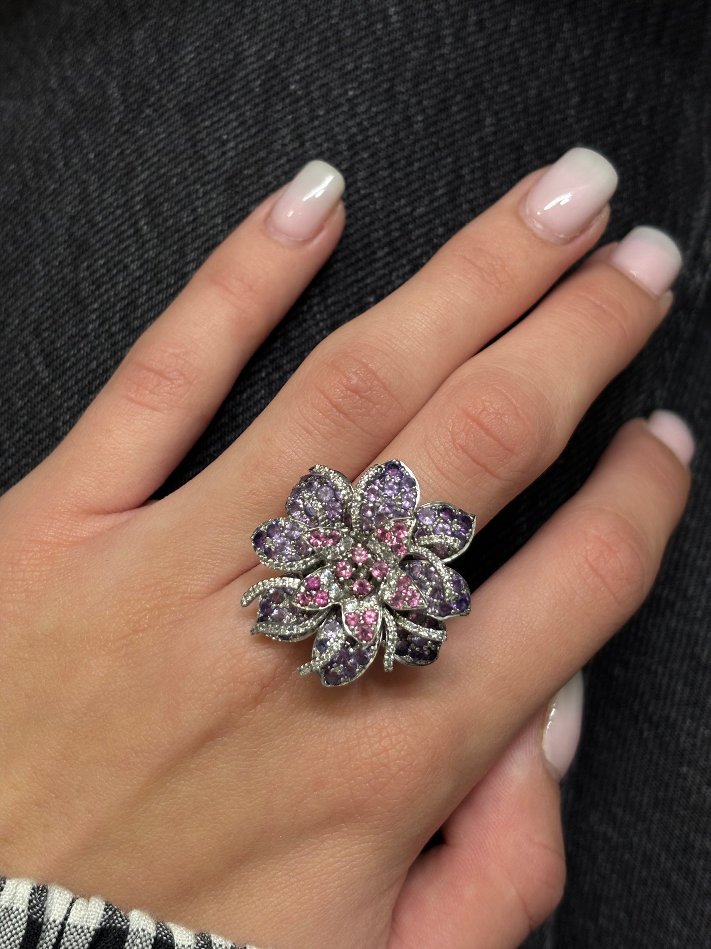 Sublimez votre style avec cette bague fleur MATY en or blanc, ornée de diamants, améthystes et tourmalines. Ce bijou raffiné allie l’éclat intemporel du diamant à la couleur vibrante des pierres précieuses. Idéale pour une touche d’élégance unique, cette création MATY incarne le luxe et la féminité dans un design floral délicat.