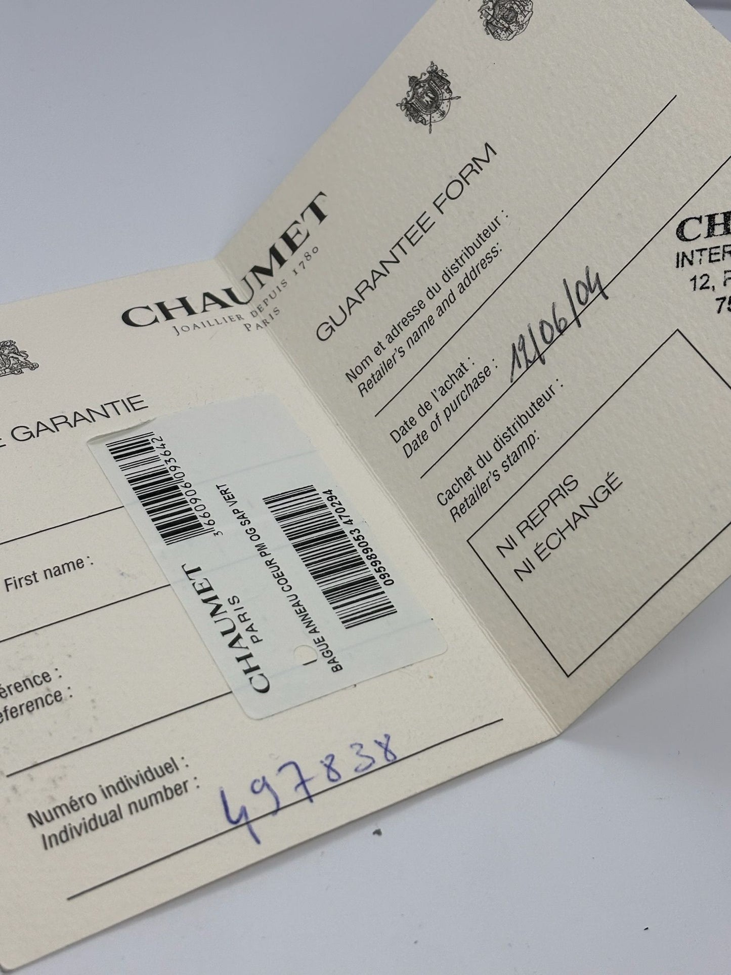 Bague jonc signée Chaumet, en or blanc 18 carats, sublimée par un saphir vert au ton raffiné. Cette création épurée incarne l’élégance contemporaine de la maison, alliant pureté des lignes et éclat précieux de la pierre. Son design minimaliste met en valeur la rareté du saphir vert, pour un bijou à la fois discret et sophistiqué, parfait pour accompagner avec distinction les moments du quotidien comme les grandes occasions.