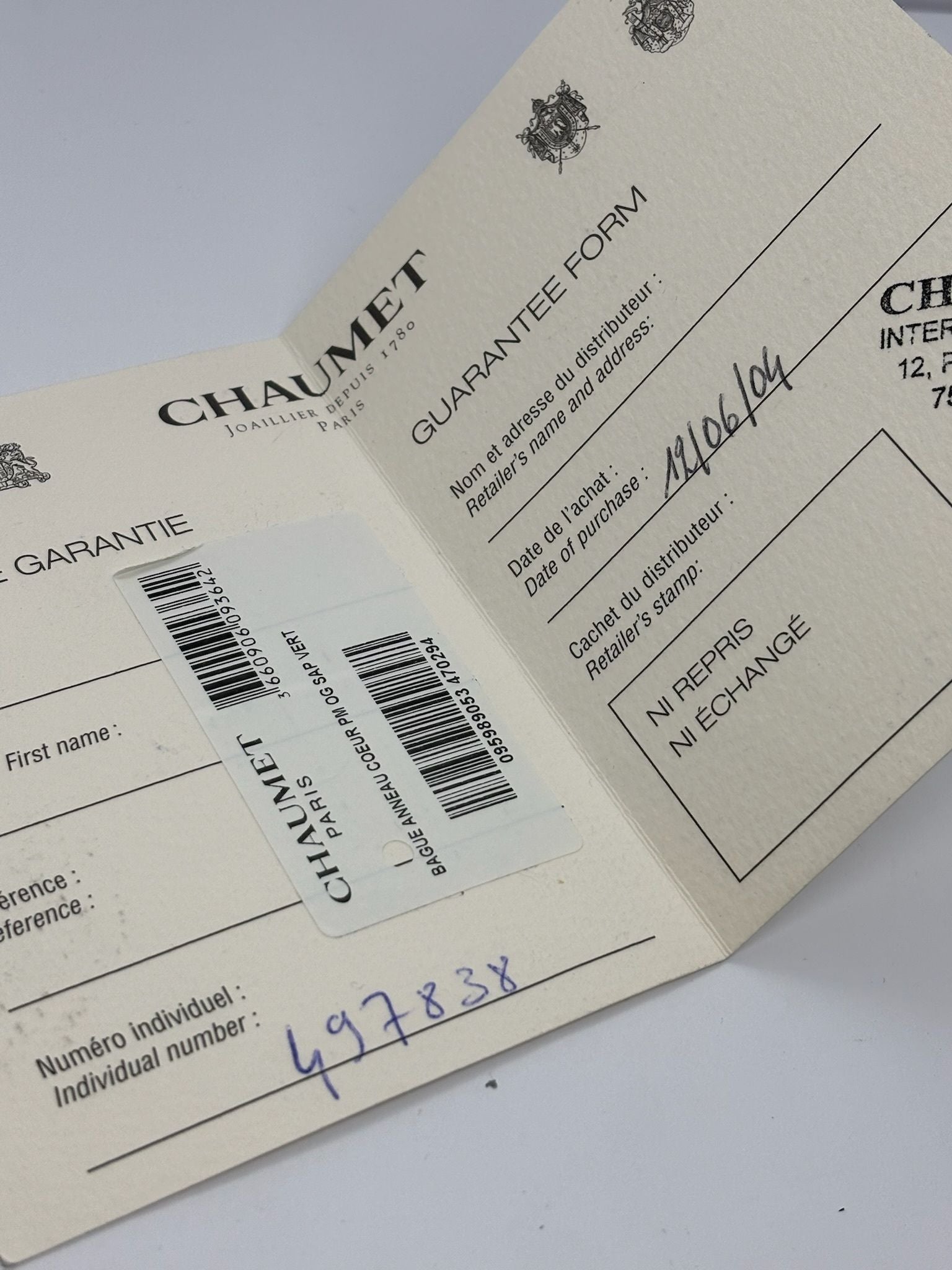 Bague jonc signée Chaumet, en or blanc 18 carats, sublimée par un saphir vert au ton raffiné. Cette création épurée incarne l’élégance contemporaine de la maison, alliant pureté des lignes et éclat précieux de la pierre. Son design minimaliste met en valeur la rareté du saphir vert, pour un bijou à la fois discret et sophistiqué, parfait pour accompagner avec distinction les moments du quotidien comme les grandes occasions.