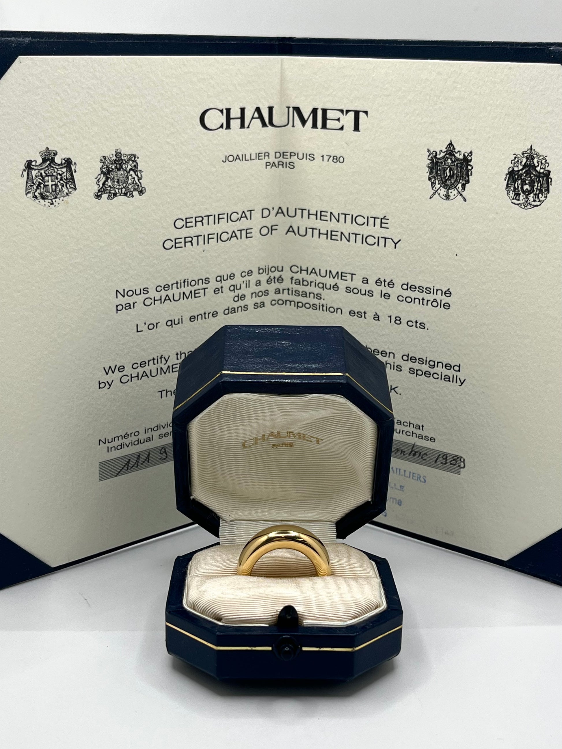Élégante bague jonc Chaumet en or jaune 18K, symbole de raffinement et de savoir-faire joaillier. Ce bijou intemporel séduit par ses courbes épurées et son éclat chaleureux. Idéal pour sublimer une tenue ou marquer une occasion spéciale. Une pièce de collection signée Chaumet, en or 750/1000, alliant luxe et sobriété.

