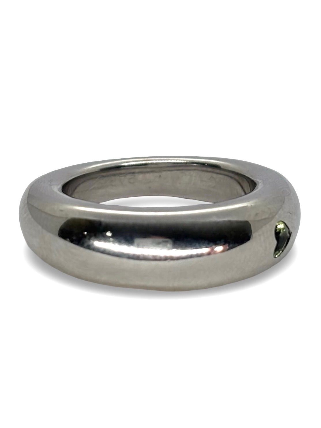 Bague jonc signée Chaumet, en or blanc 18 carats, sublimée par un saphir vert au ton raffiné. Cette création épurée incarne l’élégance contemporaine de la maison, alliant pureté des lignes et éclat précieux de la pierre. Son design minimaliste met en valeur la rareté du saphir vert, pour un bijou à la fois discret et sophistiqué, parfait pour accompagner avec distinction les moments du quotidien comme les grandes occasions.