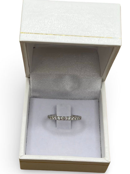 Alliance en or blanc 18 carats pour femme, sertie de diamants taille brillant totalisant 0,80 carat – bijou de mariage haut de gamme, élégant et intemporel, idéal pour sceller une union avec éclat. Finition soignée, brillance exceptionnelle des diamants, parfait pour une cérémonie ou un anniversaire de mariage.