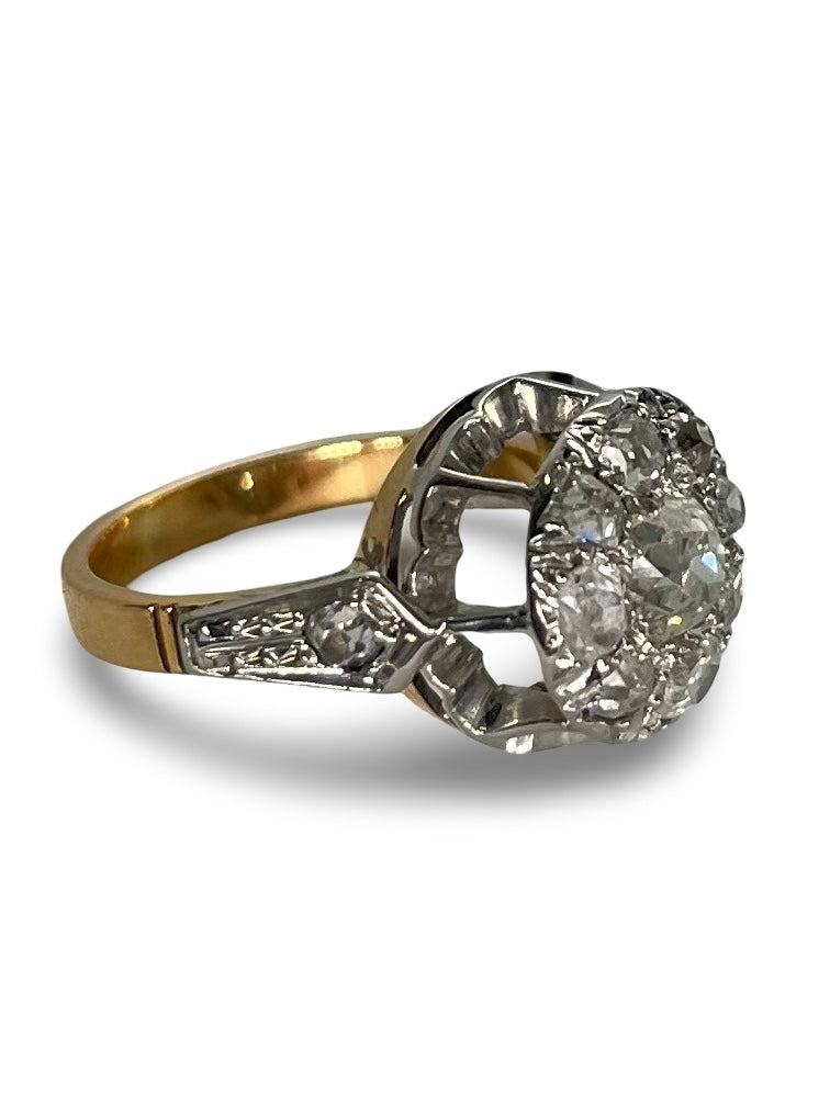 Bague vintage en or jaune et platine, sertie de diamants d’un poids total de 1,1 carat. Ce bijou raffiné allie l’élégance du style ancien à l’éclat des pierres précieuses. Idéal pour sublimer une main avec distinction, ce modèle incarne le charme intemporel et le savoir-faire joaillier.