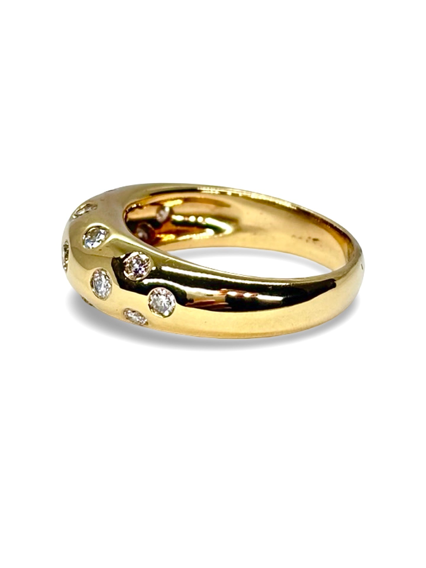Élégante et intemporelle, cette bague en or jaune sertie de 0,80 ct de diamants incarne le raffinement et la sophistication. Parfaite pour célébrer un moment unique ou sublimer votre style au quotidien, elle associe la chaleur de l’or jaune à l’éclat des diamants pour un bijou prestigieux et éternel.