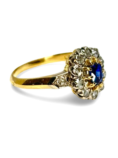 Laissez-vous séduire par cette bague en or jaune sublimée par un saphir de 0,5 ct et 0,5 ct de diamants. Alliant la profondeur du bleu au scintillement des diamants, ce bijou incarne l’élégance et le raffinement. Parfait pour marquer une occasion spéciale ou enrichir votre collection, il reflète un style intemporel et prestigieux.