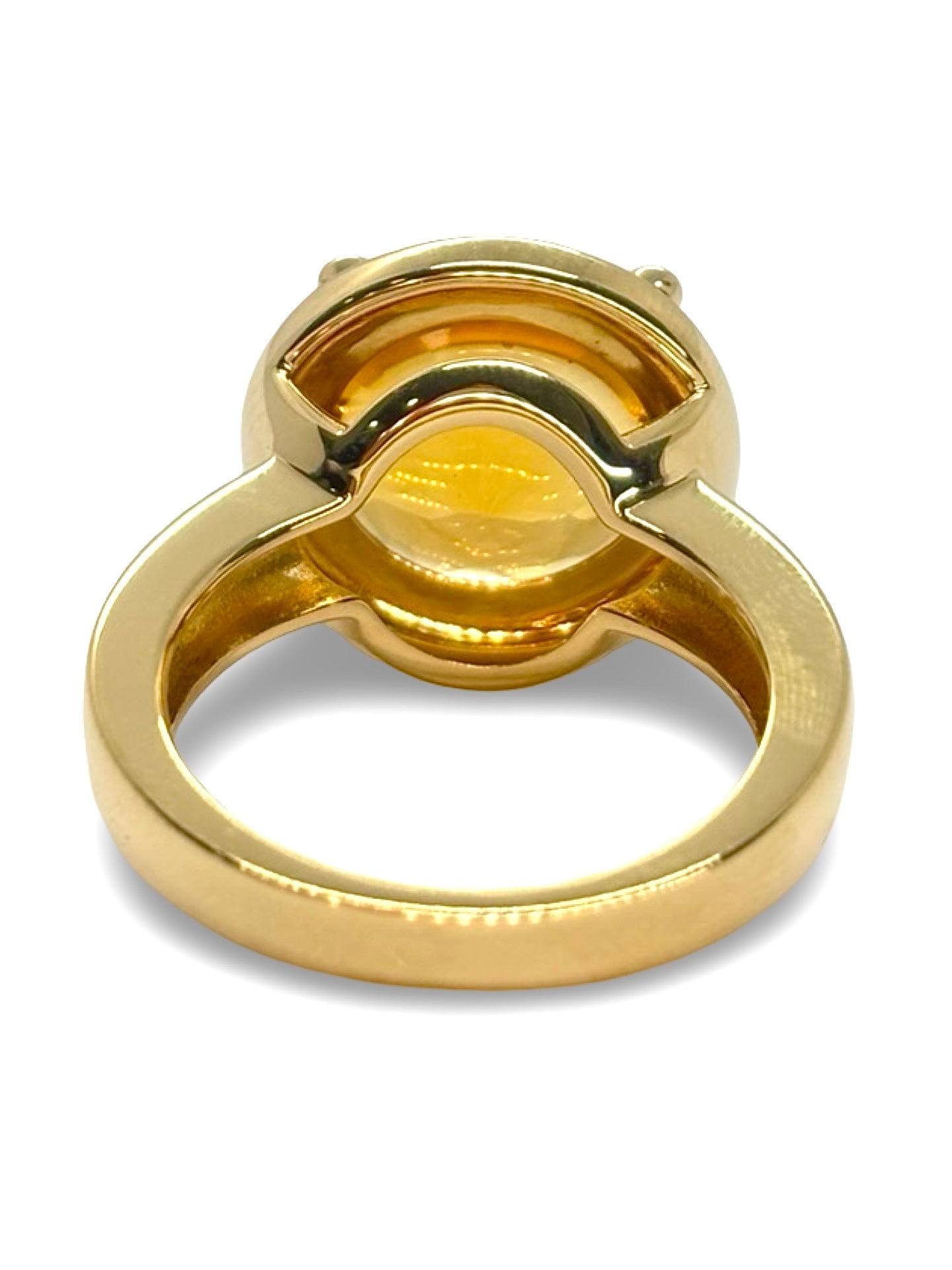 Bague en or jaune sertie d’une citrine éclatante, au design élégant et raffiné. Parfaite pour apporter une touche de couleur et de sophistication à toute tenue, cette bague allie finesse et luminosité. Idéale pour un cadeau ou pour sublimer le style au quotidien avec une pierre naturelle brillante et raffinée.