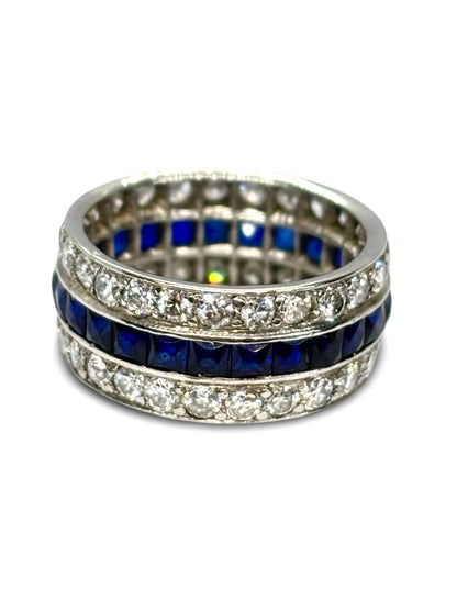 Alliance tour complet en or blanc, élégamment sertie de saphirs bleus et de diamants scintillants. Ce bijou d’exception allie raffinement et éclat, idéal pour célébrer un engagement ou un moment précieux. Chaque pierre est soigneusement sélectionnée pour sublimer l’alliance et offrir un rendu lumineux et sophistiqué.