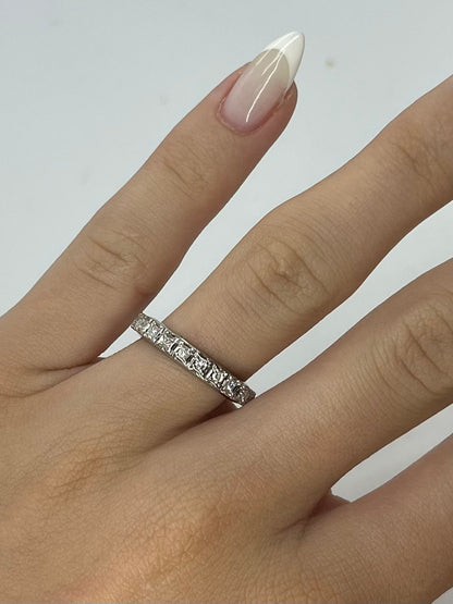 Alliance en or blanc élégante, sertie de diamants totalisant 0,23 carat sur tout le pourtour. Ce bijou raffiné symbolise l’amour éternel avec son design intemporel et son éclat subtil. Parfaite pour un mariage ou un anniversaire, cette alliance tour complet allie luxe, finesse et éclat discret.