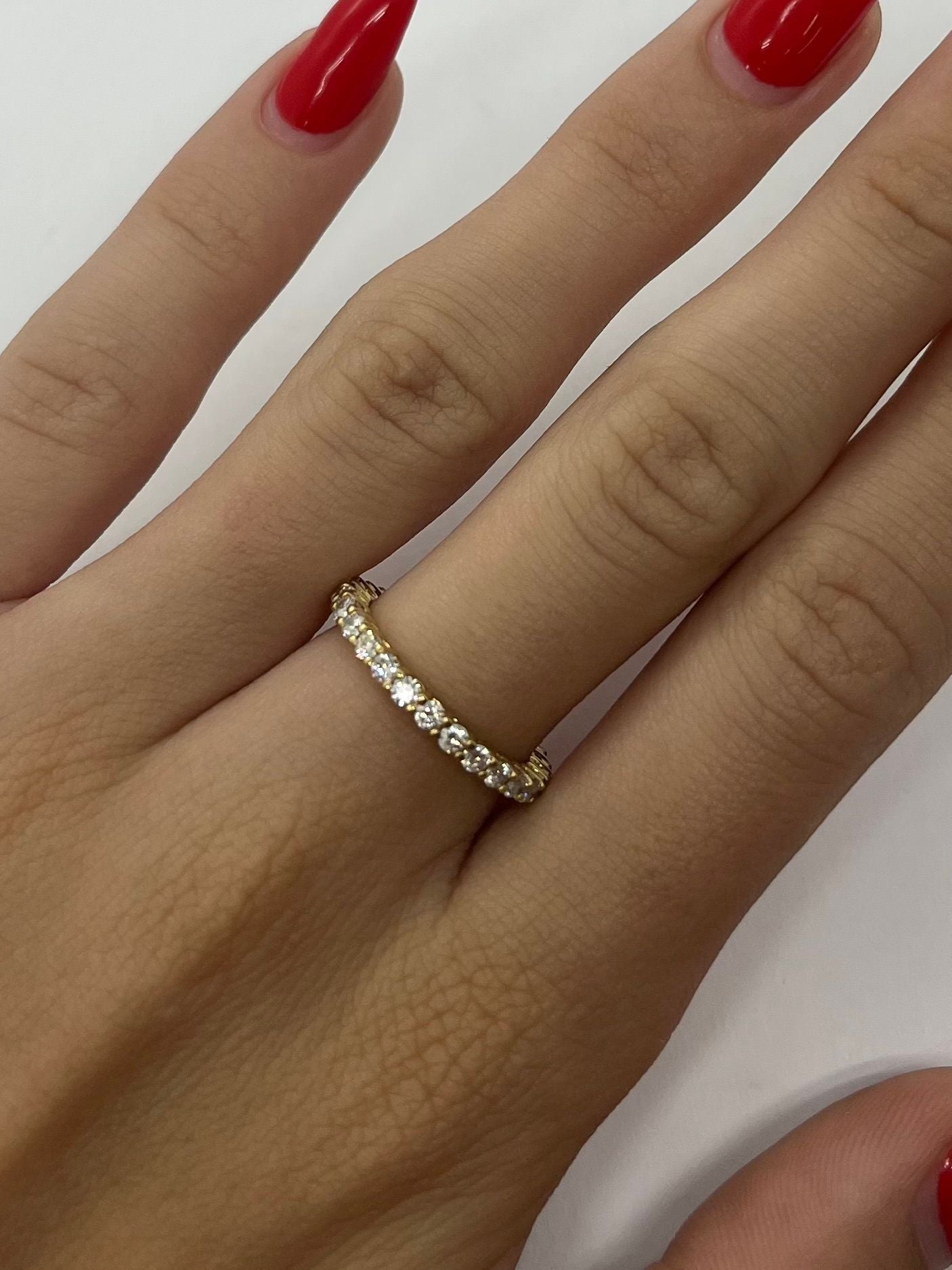 Alliance tour complet en or jaune 18 carats, entièrement sertie de diamants pour un éclat à 360°. Ce bijou intemporel de 1 carat allie élégance et raffinement, idéal pour célébrer l’amour éternel. Une bague précieuse, symbole d'engagement, fabriquée avec soin selon les codes de la haute joaillerie.