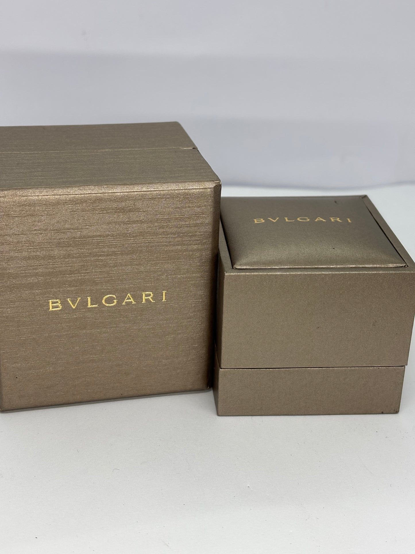 Découvrez l’élégance unique de la bague Bulgari réversible en or rose, combinant l’intensité de l’onyx et la douceur de la nacre. Son design double face offre deux styles en un, alliant raffinement et modernité. Ce bijou de luxe signé Bulgari incarne le savoir-faire joaillier italien et sublime toutes vos tenues avec élégance et originalité.