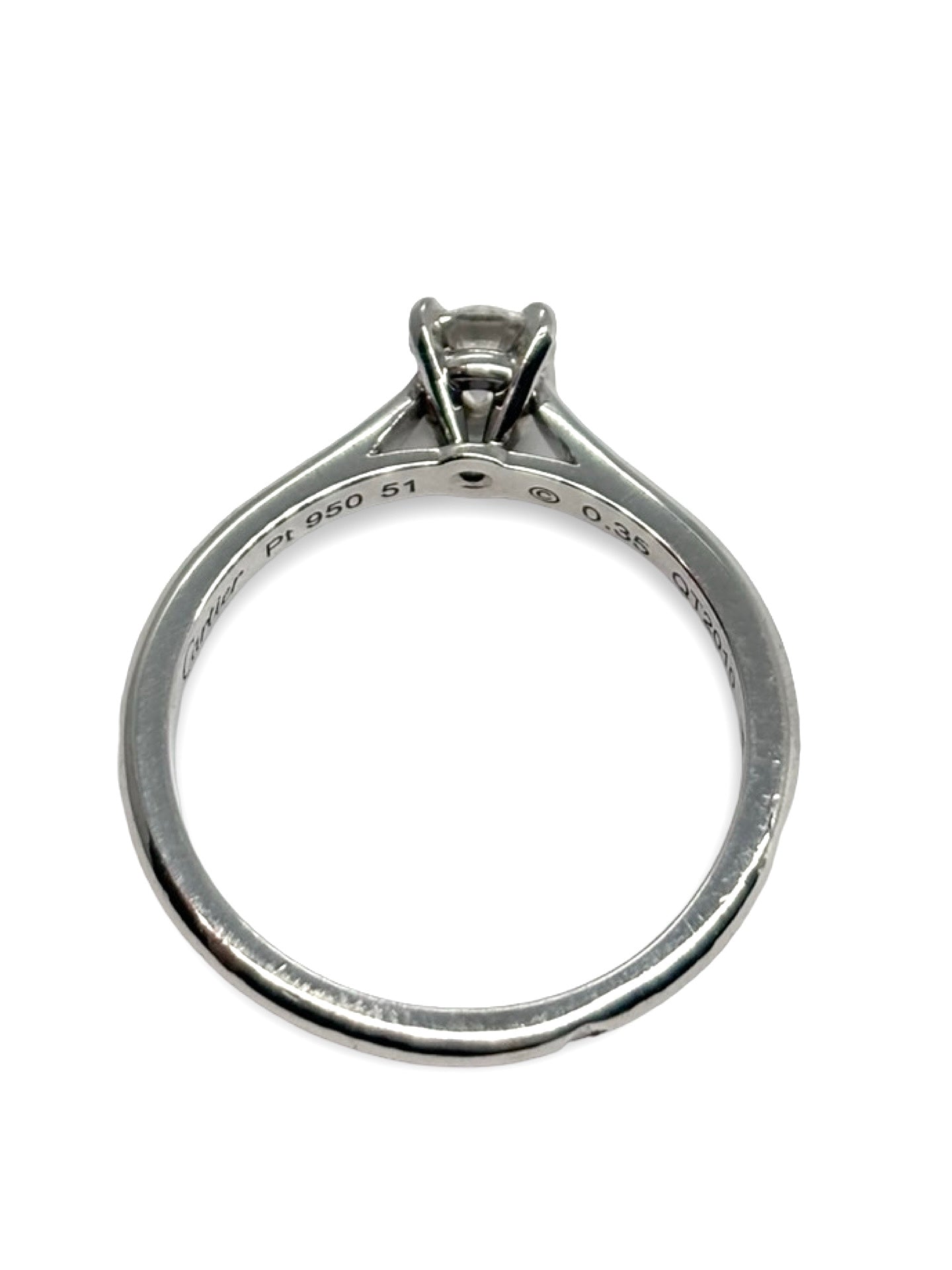 Solitaire Cartier 1895 en platine, alliant élégance historique et raffinement intemporel. Ce bijou d’exception met en valeur un diamant central de prestige dans un design épuré et sophistiqué. Idéal pour les collectionneurs et les amateurs de pièces vintage, ce solitaire symbolise le luxe et l’art joaillier de Cartier.