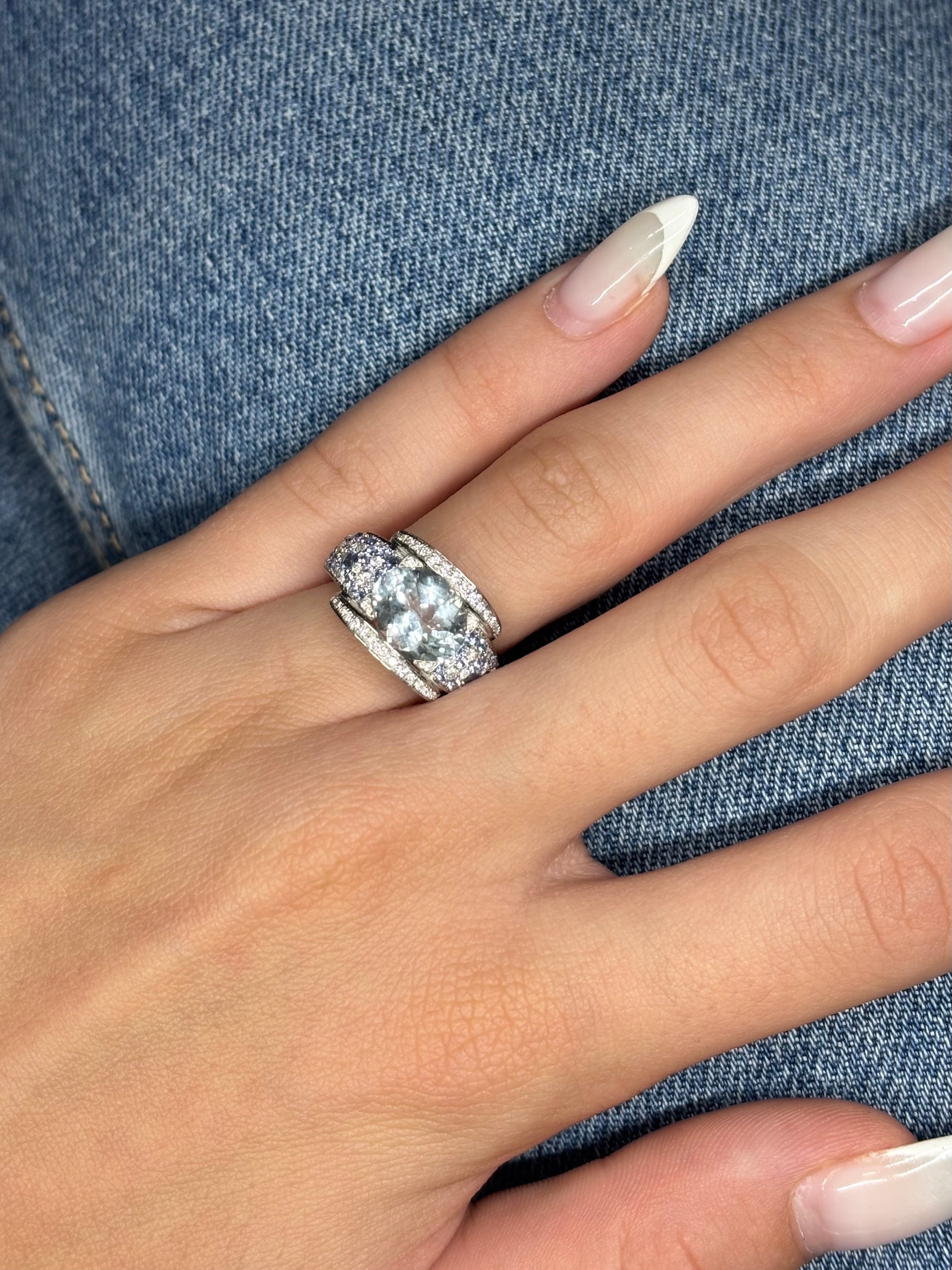 Élégante et raffinée, la bague Éternité Mauboussin en or blanc associe harmonieusement l’aigue-marine, les saphirs et les diamants pour un éclat inégalé. Cette création joaillière sublime le doigt avec ses pierres précieuses aux teintes envoûtantes. Symbole d’amour éternel, elle incarne le savoir-faire d’excellence de la maison Mauboussin. Idéale pour une demande en mariage ou un cadeau précieux, cette bague allie luxe, émotion et intemporalité.