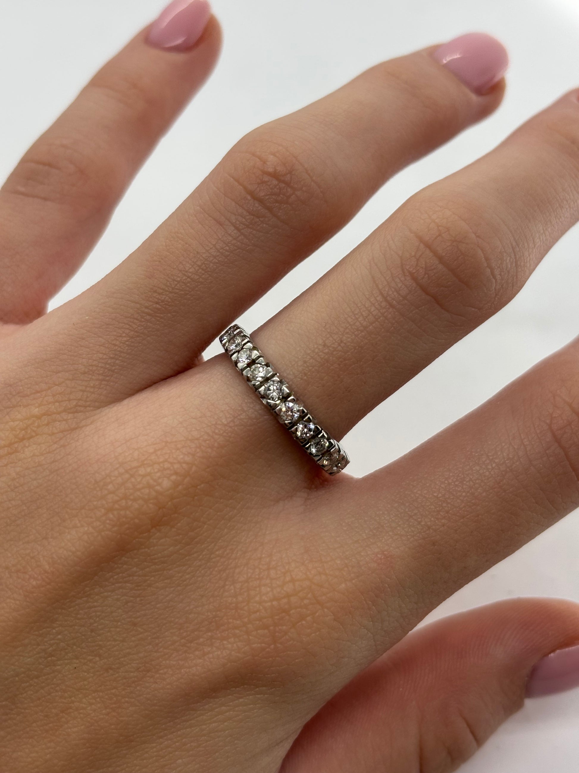 Alliance tour complet en or blanc sertie de diamants totalisant 0,85 carat, offrant un éclat continu et raffiné autour du doigt. Son design élégant et intemporel met en valeur la brillance des diamants, parfaite pour un mariage ou un engagement. Un bijou sophistiqué qui symbolise l’amour éternel avec style et éclat.