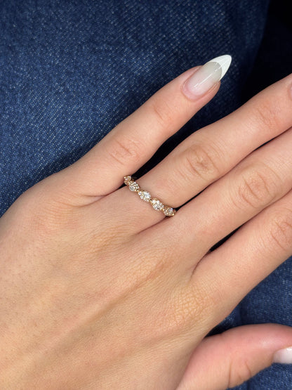 Luxueuse alliance tour complet en or rose 18 carats, sertie de diamants totalisant 1,24 carat. Cette création signée Damiani allie élégance et savoir-faire italien pour un bijou d’exception. Parfaite pour symboliser un engagement fort avec éclat et raffinement. Un design intemporel et précieux, incarnant la qualité et l’art joaillier de Damiani.