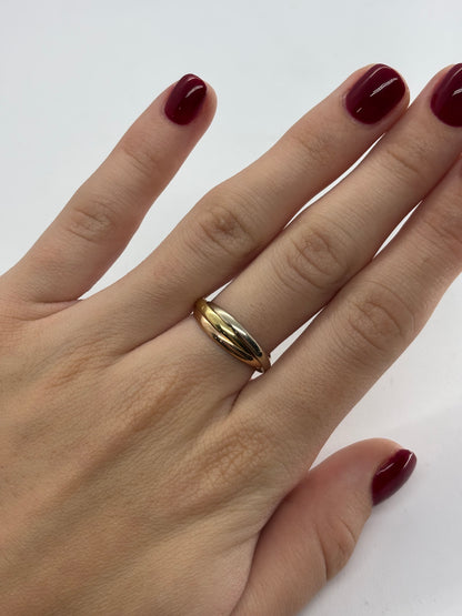 Bague trois ors 18K au design intemporel, mêlant harmonieusement l’or jaune, l’or blanc et l’or rose. Un bijou emblématique qui symbolise l’union et l’équilibre, parfait pour sublimer chaque tenue. Son éclat raffiné et ses nuances élégantes en font une création à la fois classique et contemporaine.