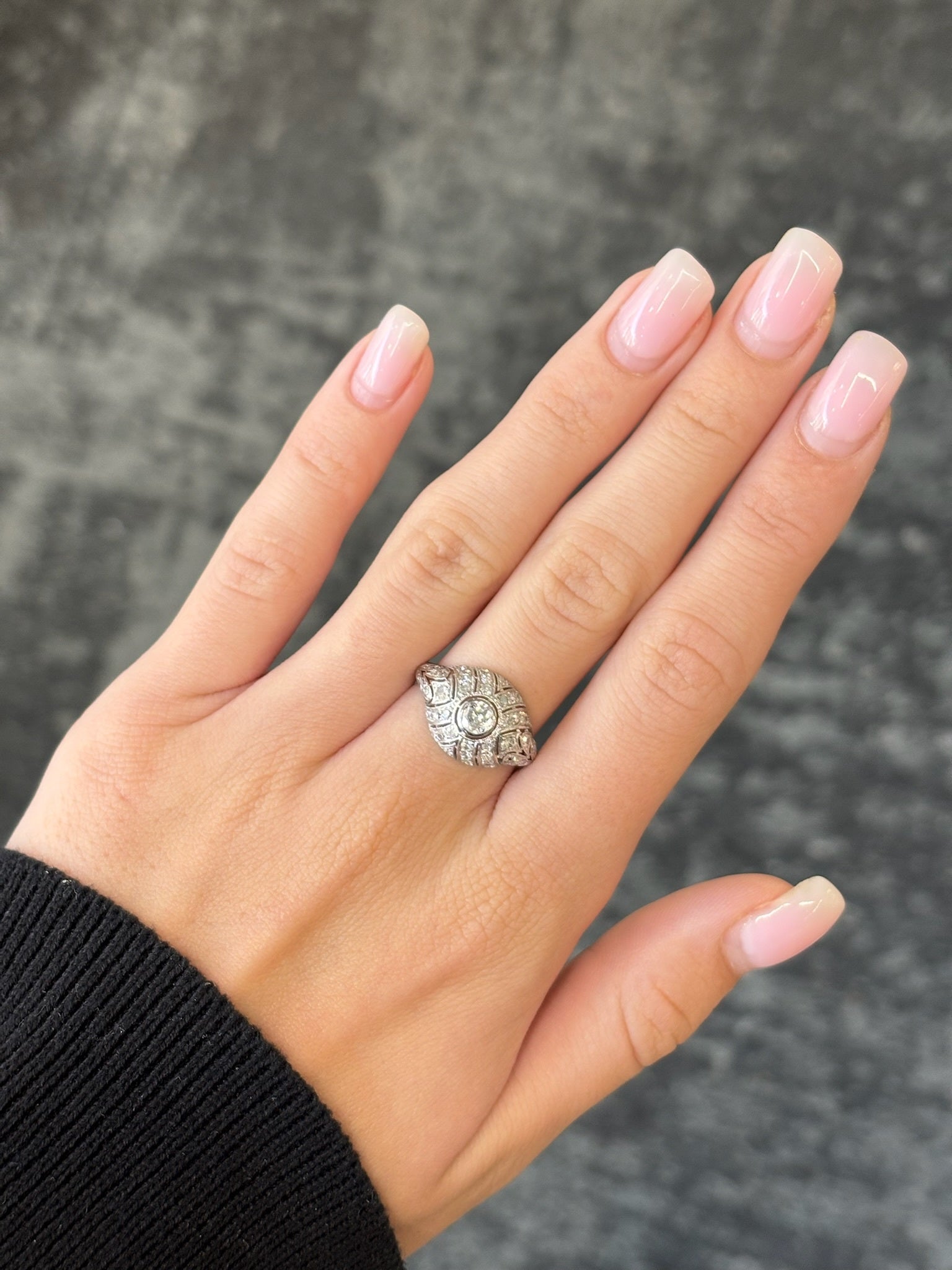 Bague ancienne en or blanc 18K sertie de diamants totalisant 0,75 carat. Ce bijou raffiné allie élégance intemporelle et savoir-faire joaillier. Son design classique met en valeur l’éclat des diamants, offrant une pièce unique, idéale pour une demande en mariage, une occasion spéciale ou pour enrichir une collection de joaillerie vintage.