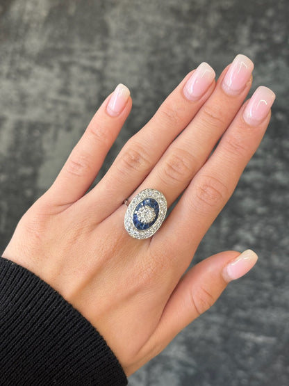 Bague ancienne en or blanc ornée de saphirs et de diamants totalisant 1,6 carat. Ce bijou raffiné allie l’élégance intemporelle de l’or blanc à l’éclat des diamants et la profondeur du bleu des saphirs. Parfaite pour une occasion spéciale ou pour compléter une collection de joaillerie vintage, elle incarne luxe et authenticité.