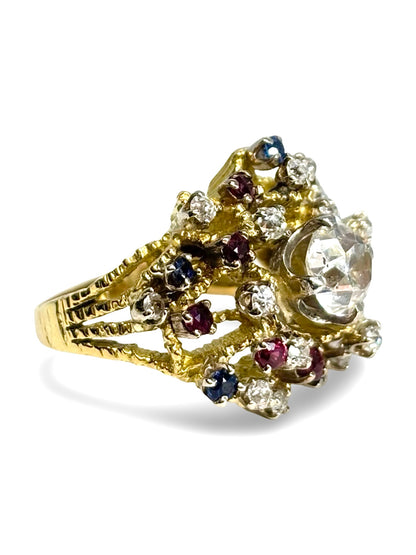 Bague ancienne en or jaune 18 carats sertie de diamants 1,40 ct, saphirs 0,20 ct et rubis 0,30 ct. Ce bijou de caractère séduit par son style vintage et son harmonie de pierres précieuses aux couleurs éclatantes. Idéale pour les amateurs de pièces uniques, elle apporte une touche d’élégance intemporelle et de raffinement à chaque tenue.
