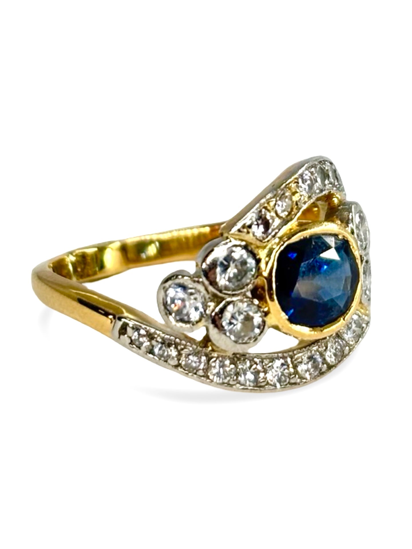 Bague ancienne en or jaune 18 carats ornée d’un saphir de 1 carat et de diamants totalisant 0,30 carat. Son design vintage met en valeur l’éclat profond du saphir et la brillance subtile des diamants. Élégante et intemporelle, cette bague d’époque séduit les amateurs de bijoux anciens et de pièces uniques au charme raffiné et authentique.