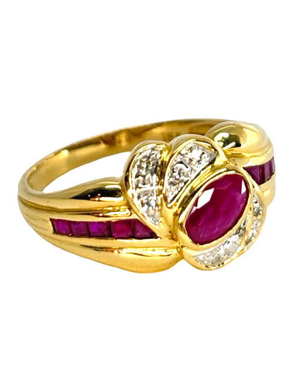 Bague ancienne en or jaune 18 carats ornée de saphirs totalisant 1 carat et de diamants pour un poids total de 0,08 carat. Son design d’inspiration vintage met en valeur l’intensité du bleu profond des saphirs, sublimée par l’éclat délicat des diamants. Élégante et intemporelle, cette bague de caractère séduira les amateurs de bijoux anciens et de pièces uniques chargées d’histoire.