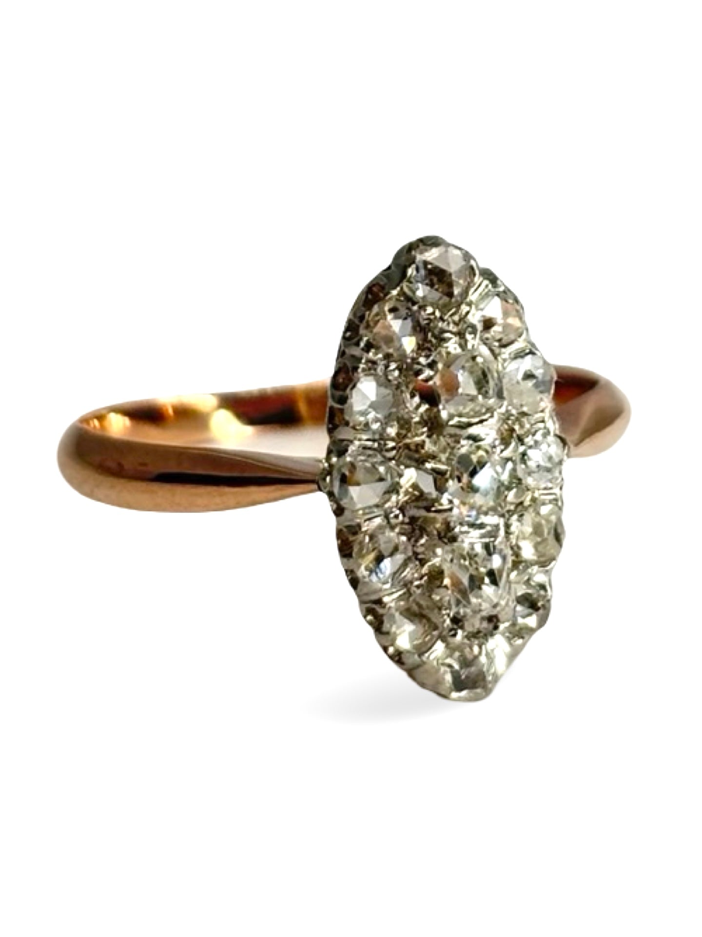 Bague ancienne en or rose 18 carats sertie de diamants totalisant 0,50 carat. Son design vintage met en valeur l’éclat raffiné des pierres et la chaleur délicate de l’or rose. Élégante et intemporelle, cette bague d’époque séduit par son charme authentique et son style unique, idéale pour les amateurs de bijoux anciens et de pièces précieuses chargées d’histoire.