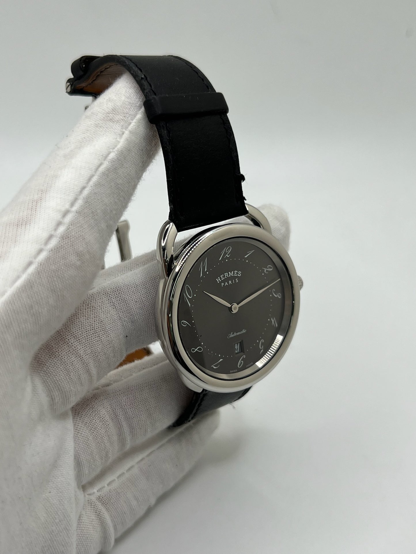Découvrez la montre Hermès Arceau, un garde-temps d’exception alliant élégance et savoir-faire horloger. Ce modèle emblématique, doté d’un boîtier en acier de 41 mm et d’un mouvement automatique, séduit par son cadran brun raffiné et son bracelet en cuir assorti. Parfaite pour les amateurs de montres de luxe, l’Arceau incarne l’élégance à la française. 