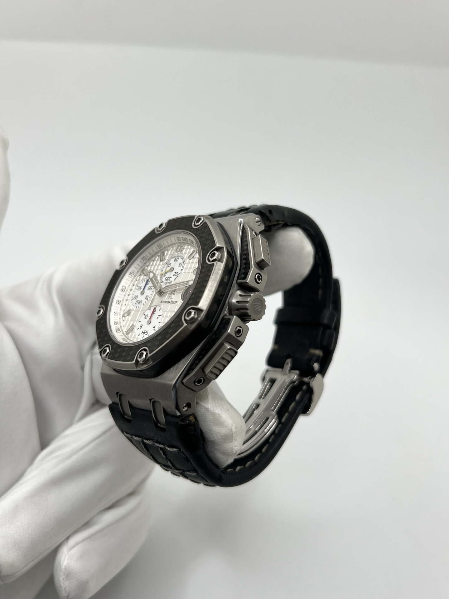 Montre Audemars Piguet Royal Oak Offshore “Juan Pablo Montoya” réf. 26030IO.OO.D001IN.01 en titane avec lunette carbone et cadran argent. Cette édition limitée à 1000 exemplaires est équipée du mouvement automatique Audemars Piguet calibre 2226/2840 avec fonction chronographe et date. Royal Oak Offshore de 44 mm inspirée de la Formule 1, avec fond transparent, bracelet cuir noir et papiers d’origine de 2004. Montre de collection rare et recherchée.