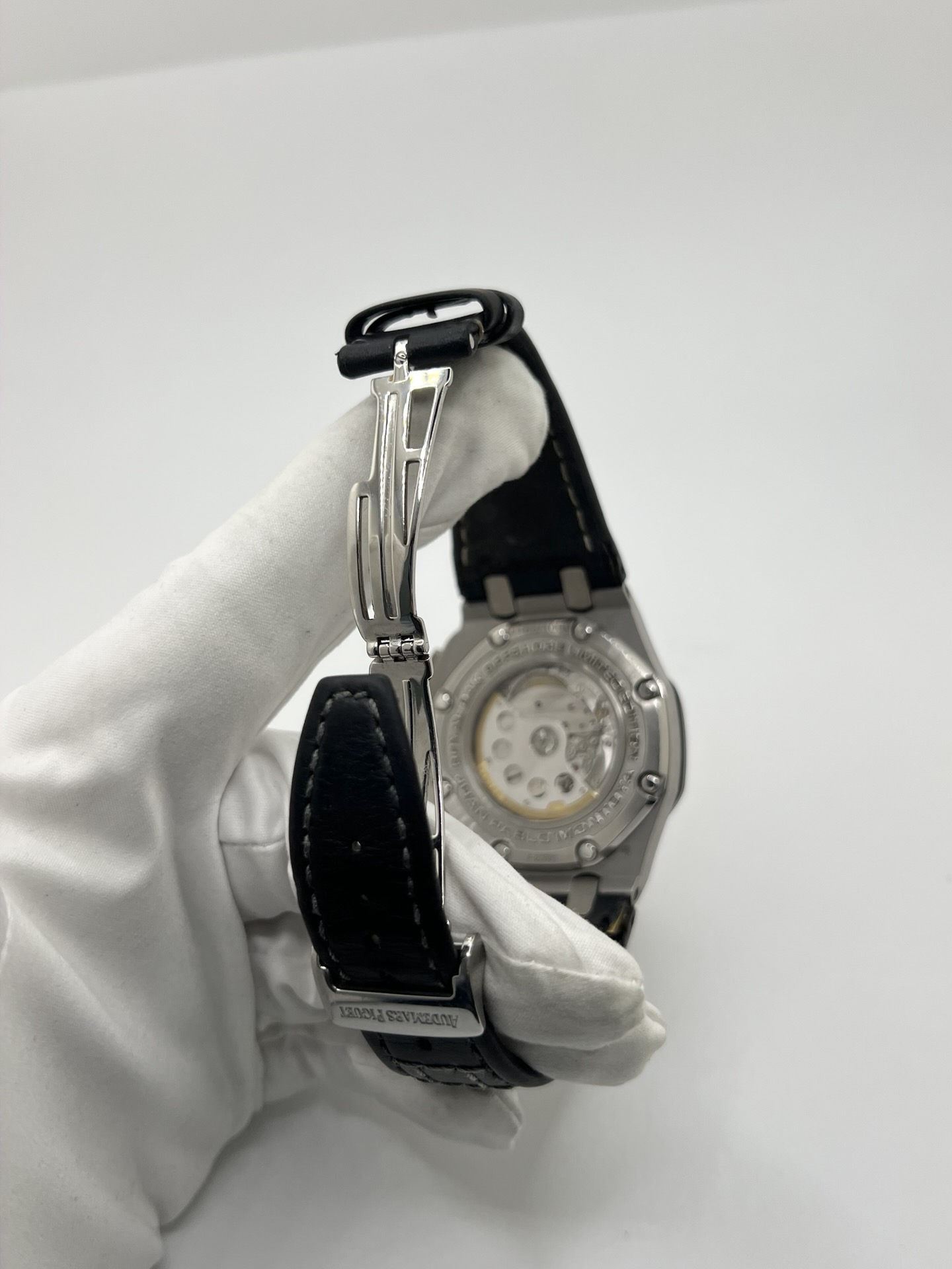 Montre Audemars Piguet Royal Oak Offshore “Juan Pablo Montoya” réf. 26030IO.OO.D001IN.01 en titane avec lunette carbone et cadran argent. Cette édition limitée à 1000 exemplaires est équipée du mouvement automatique Audemars Piguet calibre 2226/2840 avec fonction chronographe et date. Royal Oak Offshore de 44 mm inspirée de la Formule 1, avec fond transparent, bracelet cuir noir et papiers d’origine de 2004. Montre de collection rare et recherchée.