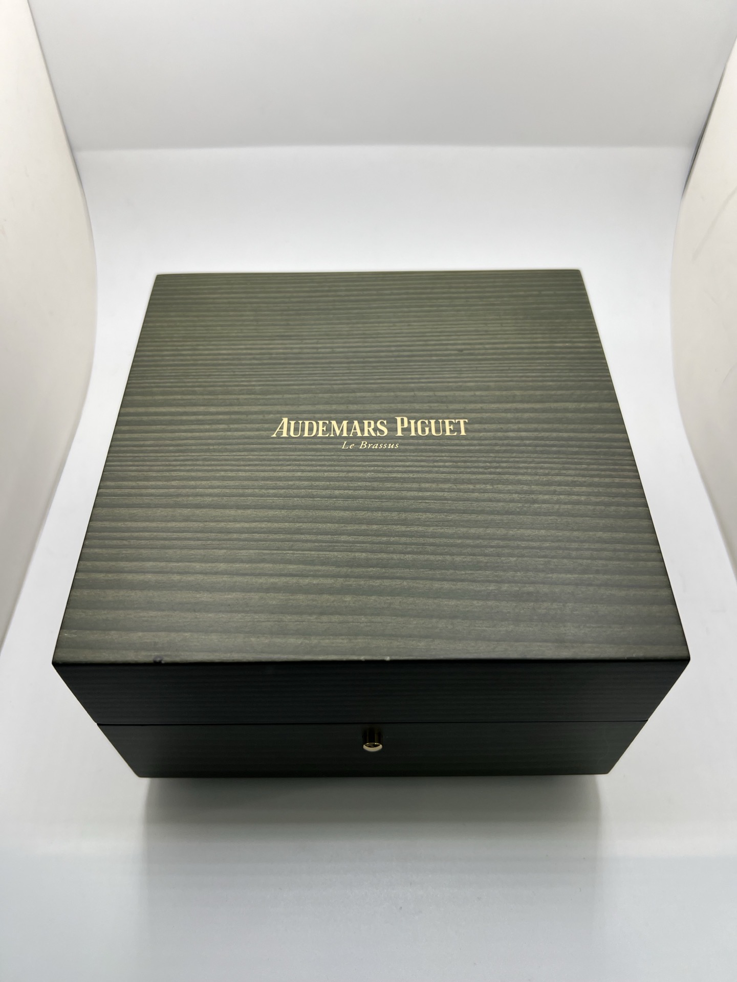 Montre Audemars Piguet Royal Oak Offshore “Juan Pablo Montoya” réf. 26030IO.OO.D001IN.01 en titane avec lunette carbone et cadran argent. Cette édition limitée à 1000 exemplaires est équipée du mouvement automatique Audemars Piguet calibre 2226/2840 avec fonction chronographe et date. Royal Oak Offshore de 44 mm inspirée de la Formule 1, avec fond transparent, bracelet cuir noir et papiers d’origine de 2004. Montre de collection rare et recherchée.