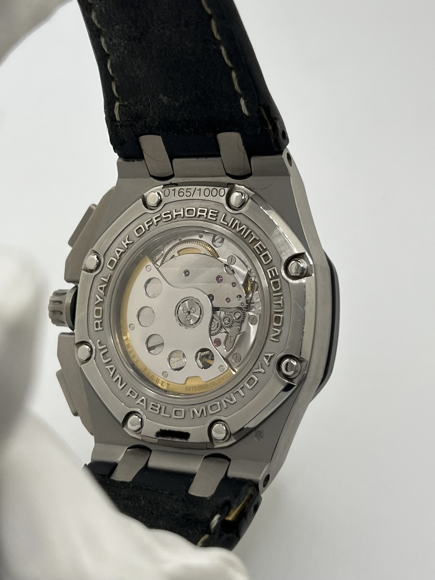 Montre Audemars Piguet Royal Oak Offshore “Juan Pablo Montoya” réf. 26030IO.OO.D001IN.01 en titane avec lunette carbone et cadran argent. Cette édition limitée à 1000 exemplaires est équipée du mouvement automatique Audemars Piguet calibre 2226/2840 avec fonction chronographe et date. Royal Oak Offshore de 44 mm inspirée de la Formule 1, avec fond transparent, bracelet cuir noir et papiers d’origine de 2004. Montre de collection rare et recherchée.