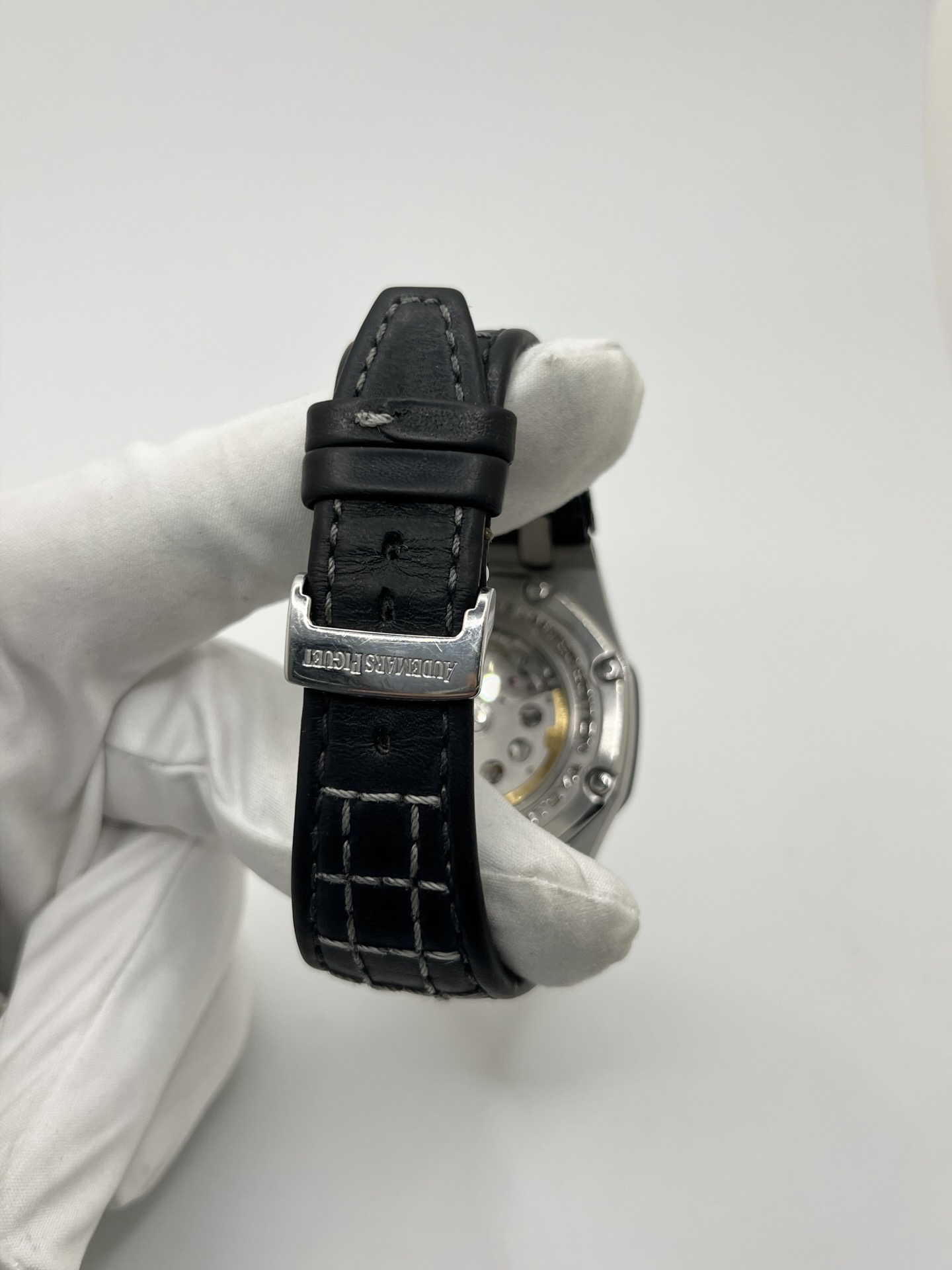 Montre Audemars Piguet Royal Oak Offshore “Juan Pablo Montoya” réf. 26030IO.OO.D001IN.01 en titane avec lunette carbone et cadran argent. Cette édition limitée à 1000 exemplaires est équipée du mouvement automatique Audemars Piguet calibre 2226/2840 avec fonction chronographe et date. Royal Oak Offshore de 44 mm inspirée de la Formule 1, avec fond transparent, bracelet cuir noir et papiers d’origine de 2004. Montre de collection rare et recherchée.