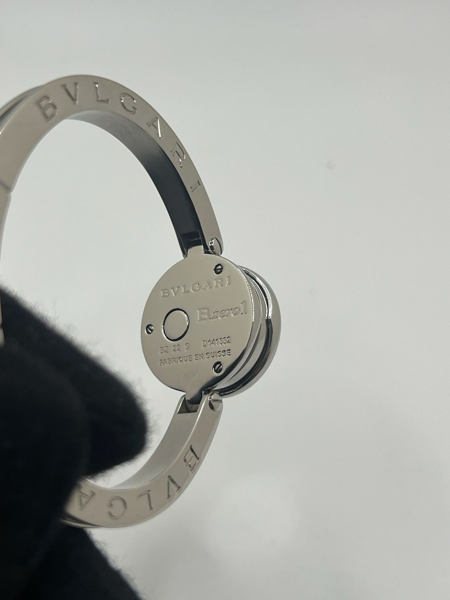 Découvrez l’élégance intemporelle de la montre Bulgari B.Zero1 en acier, sublimée par un cadran en nacre et un sertissage délicat de diamants. Ce modèle iconique pour femme allie sophistication joaillière et précision horlogère grâce à son mouvement quartz. Son design épuré, sans chiffres, et ses finitions luxueuses en font un bijou d’exception. Idéale pour sublimer chaque tenue, cette B.Zero1 incarne le raffinement à l’italienne signé Bulgari. Un choix parfait pour les amatrices de montres haut de gamme.