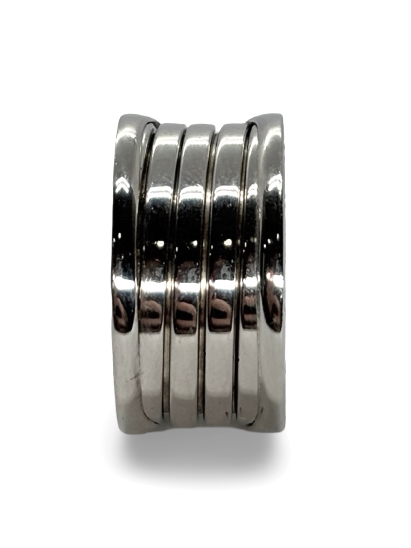 Élégante bague en or au design contemporain, caractérisée par des lignes architecturales et une allure sculpturale. Ce modèle grand format incarne l’audace et la modernité, parfait pour sublimer la main avec une touche de raffinement et d’originalité, symbole d’un style affirmé et intemporel.