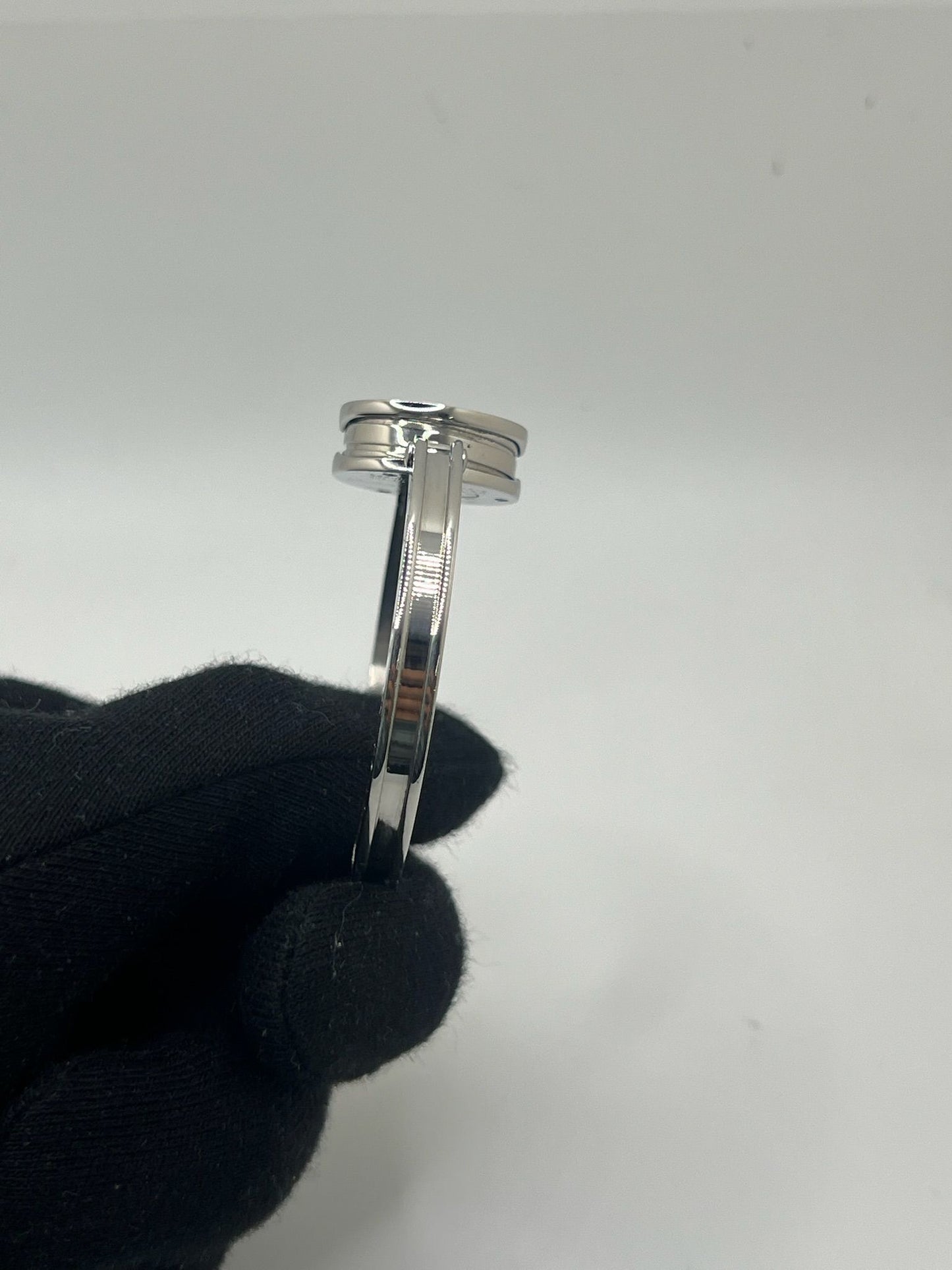 Découvrez l’élégance intemporelle de la montre Bulgari B.Zero1 en acier, sublimée par un cadran en nacre et un sertissage délicat de diamants. Ce modèle iconique pour femme allie sophistication joaillière et précision horlogère grâce à son mouvement quartz. Son design épuré, sans chiffres, et ses finitions luxueuses en font un bijou d’exception. Idéale pour sublimer chaque tenue, cette B.Zero1 incarne le raffinement à l’italienne signé Bulgari. Un choix parfait pour les amatrices de montres haut de gamme.